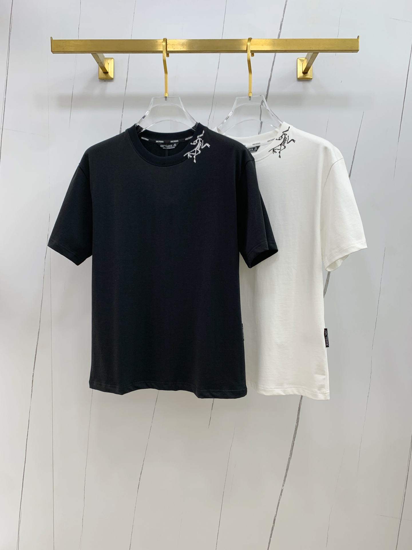 NO:490957,Archaeoptera Bird's new short-sleeved T-shirt in summer 2025, the personalized art series exclusively released on the entire network. The versatile details are perfectly processed and pure cotton fabric is very exquisite. Original fabric. The same high-quality and comfortable hand feels very fashionable and personalized. A super versatile and beautiful style for men and women. The same color is black and white. Number M-3XL, arc'teryx, T-shirt,tees, t-shirt,alexander wang19860909始祖鸟2025夏季新款短袖T恤,个性艺术系列全网独家首发 百搭款细节处理完美纯棉面料十分精致 原版面料 网红明星同款高版本 高品质手感非常舒服 时尚又个性 超级百搭好看的一款男女同款颜色黑、白 码数M-3XL,arc'teryx,T-shirt,tees，t-shirt,alexander wang,Men's clothing