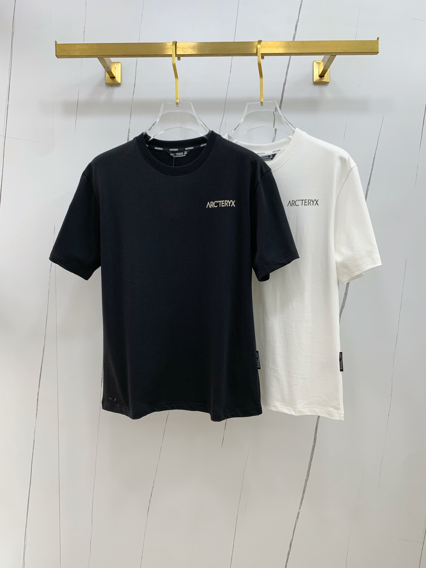 NO:453358,Archaeoptera Bird's new short-sleeved T-shirt in summer 2025, the personalized art series exclusively released on the entire network. The versatile details are perfectly processed and pure cotton fabric is very exquisite. Original fabric. The same high-quality and comfortable hand feels very fashionable and personalized. A super versatile and beautiful style for men and women. The same color is black and white. Number M-3XL, arc'teryx, T-shirt,tees, t-shirt,alexander wang19860909始祖鸟2025夏季新款短袖T恤,个性艺术系列全网独家首发 百搭款细节处理完美纯棉面料十分精致 原版面料 网红明星同款高版本 高品质手感非常舒服 时尚又个性 超级百搭好看的一款男女同款颜色黑、白 码数M-3XL,arc'teryx,T-shirt,tees，t-shirt,alexander wang,Men's clothing