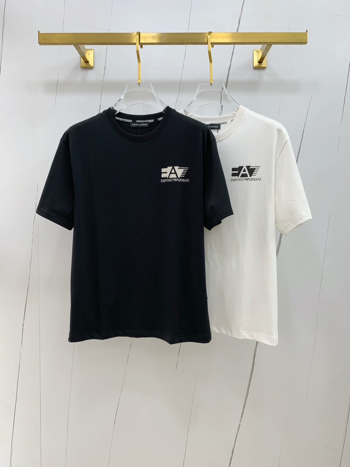 NO:462651,Armani's new short-sleeved T-shirt for summer 2025, the personalized art series exclusively launched on the entire network. The versatile details are perfectly processed and the pure cotton fabric is very exquisite. The original fabric is the same as the Internet celebrity celebrity and the same high-quality feel is very comfortable. Fashionable and personalized. A super versatile and beautiful style for men and women. The same color is black and white. The number of code M-3XL!  ,,armani,T-shirt,tees,t-shirt,alexander wang19860909阿玛尼2025夏季新款短袖T恤,个性艺术系列全网独家首发 百搭款细节处理完美纯棉面料十分精致 原版面料 网红明星同款高版本 高品质手感非常舒服 时尚又个性 超级百搭好看的一款男女同款颜色黑、白 码数M-3XL！,,armani,T-shirt,tees，t-shirt,alexander wang,Men's clothing