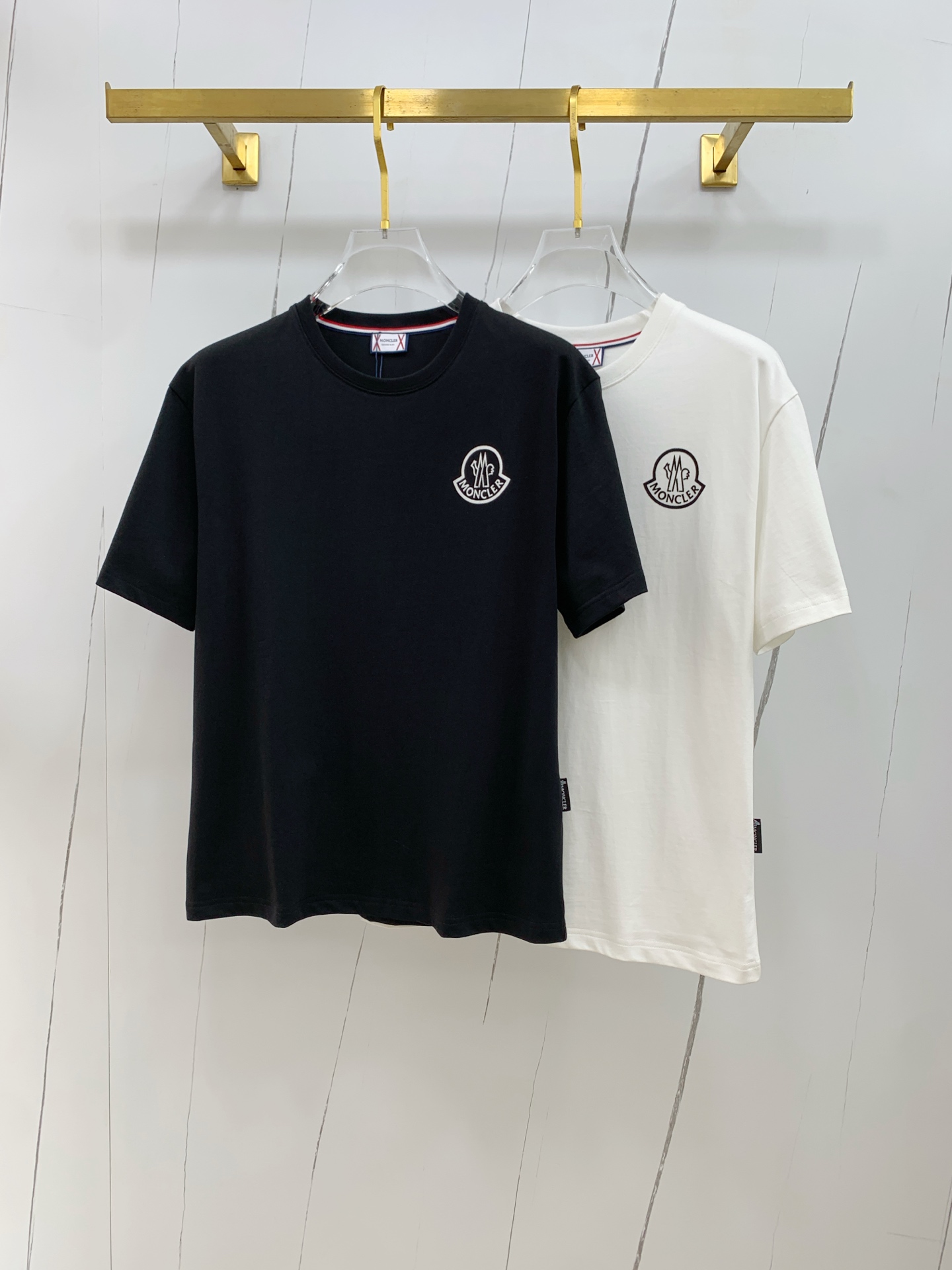 NO:453363,The new short-sleeved T-shirt for the 2025 summer, the personalized art series exclusively released on the entire network. The versatile details are perfectly processed and pure cotton fabric is very exquisite. The original fabric is the same as the Internet celebrity celebrity and the same style. The high-quality feel is very comfortable. Fashionable and personalized. The super versatile and beautiful style is the same as the men and women. The same color is black and white. The number of numbers M-3XL, Moncler, T-shirt,tees, t-shirt,alexander wang19860909蒙口2025夏季新款短袖T恤,个性艺术系列全网独家首发 百搭款细节处理完美纯棉面料十分精致 原版面料 网红明星同款高版本 高品质手感非常舒服 时尚又个性 超级百搭好看的一款男女同款颜色黑、白 码数M-3XL,,Moncler,T-shirt,tees，t-shirt,alexander wang,Men's clothing