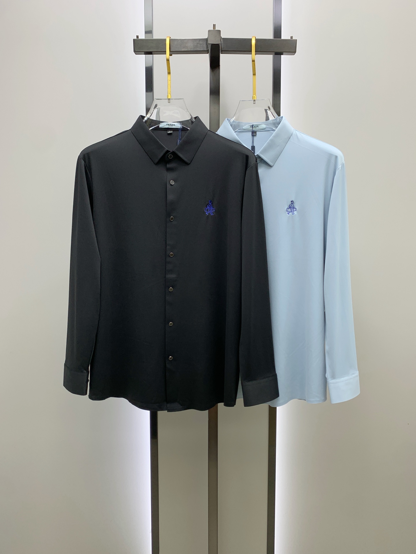 NO:549793,'PRADA' original single product. Hot products are coming. 2025ss official website new long-sleeved shirts, exquisite embroidered logos, high-end version, customized counter fabrics, breathable and comfortable, exquisitely crafted, impeccable details, brand elements design concept, reflect high quality. The feel is delicate and soft!  It is casually cut, with a great upper body style!  Code number M-3XL, prada, prada, shirts, alexander wang19860909《PRADA 普拉达》 原单货.爆款来袭 2025ss官网新款长袖 衬衫 衬衣,精美刺绣Logo 高端版本,专柜定制面料 透气舒适度高,精工制作,细节处理完美无可挑剔,品牌元素设计理念,体现高品质.手感细腻柔软！呈现休闲裁剪,上身版型超赞！码数M-3XL,,prada,prada,shirts,alexander wang,Men's clothing