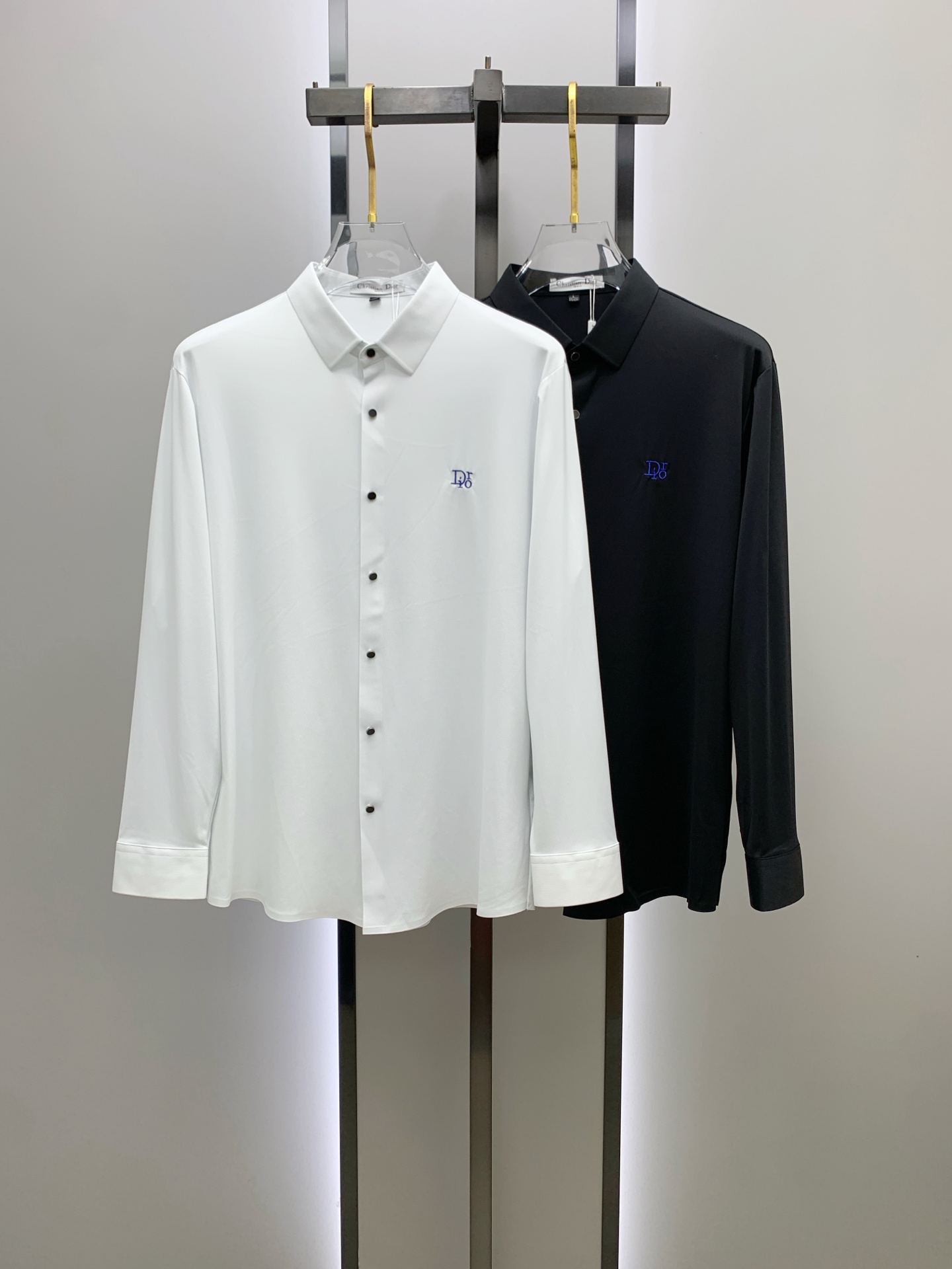 NO:549797,'Dior' original single product. Hot products are coming. 2025ss official website new long-sleeved shirts, shirts, exquisite embroidered logos, high-end version, customized counter fabrics, breathable and comfortable, exquisitely crafted, impeccable details, brand elements design concept, reflect high quality. The feel is delicate and soft!  It is casually cut, with a great upper body style!  Code number M-3XL, dior, dior,shirts,alexander wang19860909《Dior 迪奥》 原单货.爆款来袭 2025ss官网新款长袖 衬衫 衬衣,精美刺绣Logo 高端版本,专柜定制面料 透气舒适度高,精工制作,细节处理完美无可挑剔,品牌元素设计理念,体现高品质.手感细腻柔软！呈现休闲裁剪,上身版型超赞！码数M-3XL,,dior,dior,shirts,alexander wang,Men's clothing