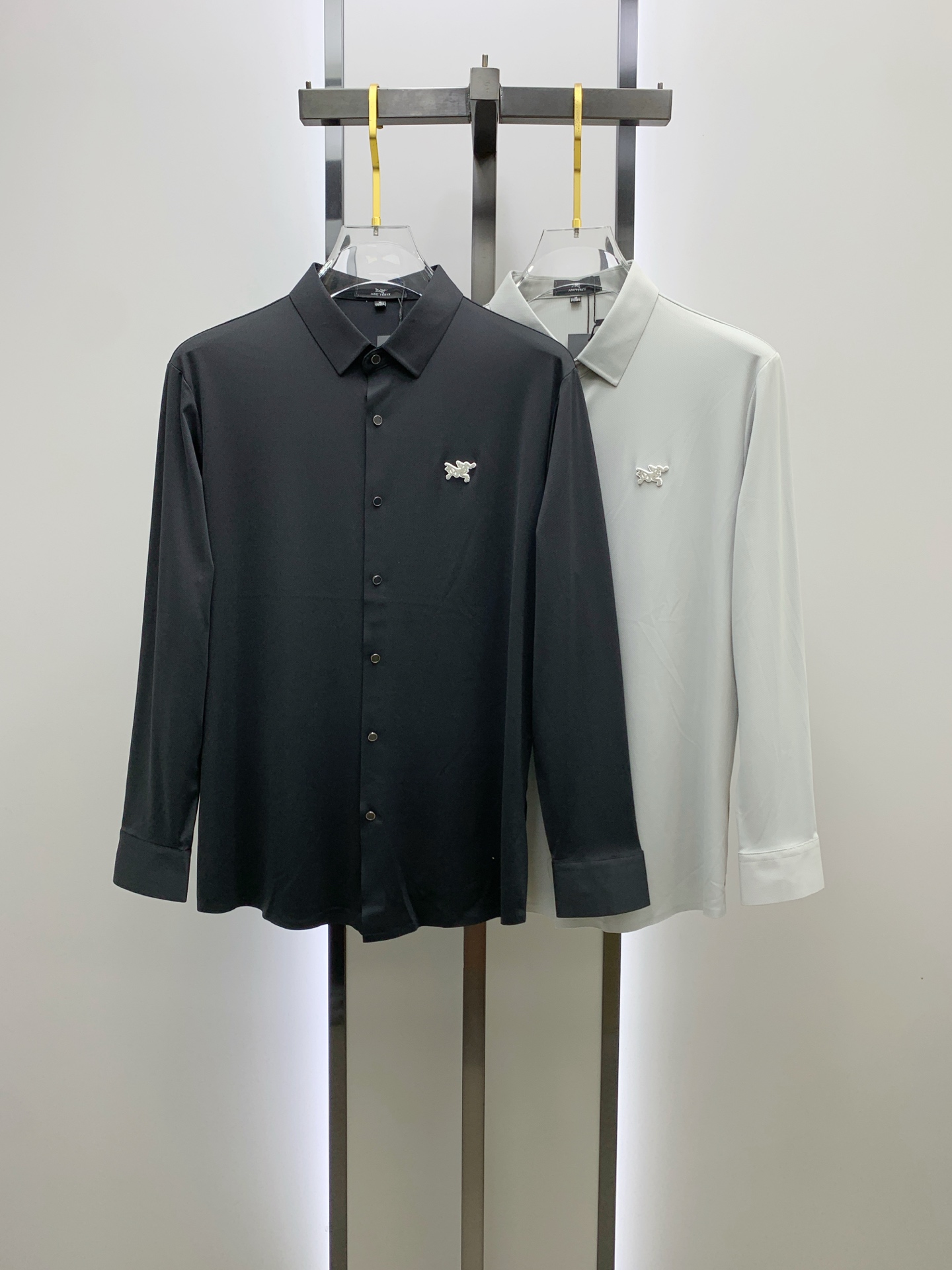 NO:549809,'Archaembius' is the original single product. The hot product is coming. 2025ss official website new long-sleeved shirts, shirts, exquisite embroidered logos, high-end version, customized counter fabrics, breathable and comfortable, exquisitely crafted, impeccable details, brand elements design concept, reflect high quality. The feel is delicate and soft!  It is casually cut, with a great upper body style!  Code number M-3XL, arc'teryx,shirts,alexander wang19860909《始祖鸟》 原单货.爆款来袭 2025ss官网新款长袖 衬衫 衬衣,精美刺绣Logo 高端版本,专柜定制面料 透气舒适度高,精工制作,细节处理完美无可挑剔,品牌元素设计理念,体现高品质.手感细腻柔软！呈现休闲裁剪,上身版型超赞！码数M-3XL,arc'teryx,shirts,alexander wang,Men's clothing