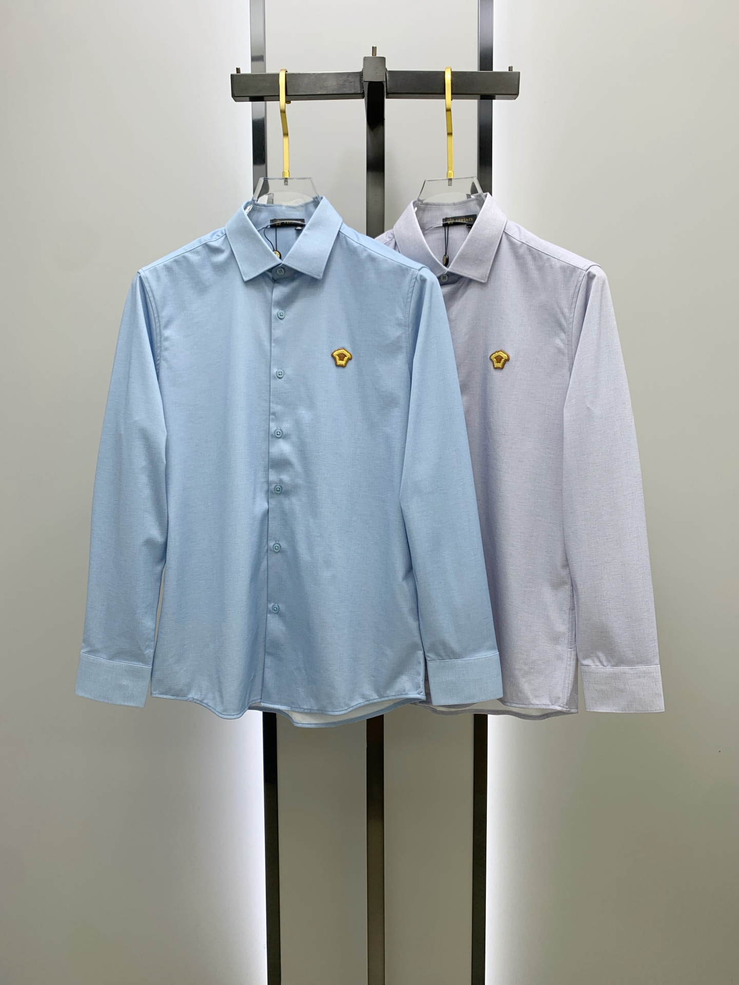 NO:549801,'Versace' original single goods. Popular items are coming. 2025ss official website new long-sleeved shirts, exquisite embroidered logo high-end version, counter-customized fabrics with high breathability and comfort, precision production, perfect detail processing, brand element design concept, reflecting high quality. Delicate and soft feel!  It presents a casual cut and the upper body shape is awesome!  Size M-3XL,,versace,shirts,alexander wang19860909《范思哲》 原单货.爆款来袭 2025ss官网新款长袖 衬衫 衬衣,精美刺绣Logo 高端版本,专柜定制面料 透气舒适度高,精工制作,细节处理完美无可挑剔,品牌元素设计理念,体现高品质.手感细腻柔软！呈现休闲裁剪,上身版型超赞！码数M-3XL,,versace,shirts,alexander wang,Men's clothing