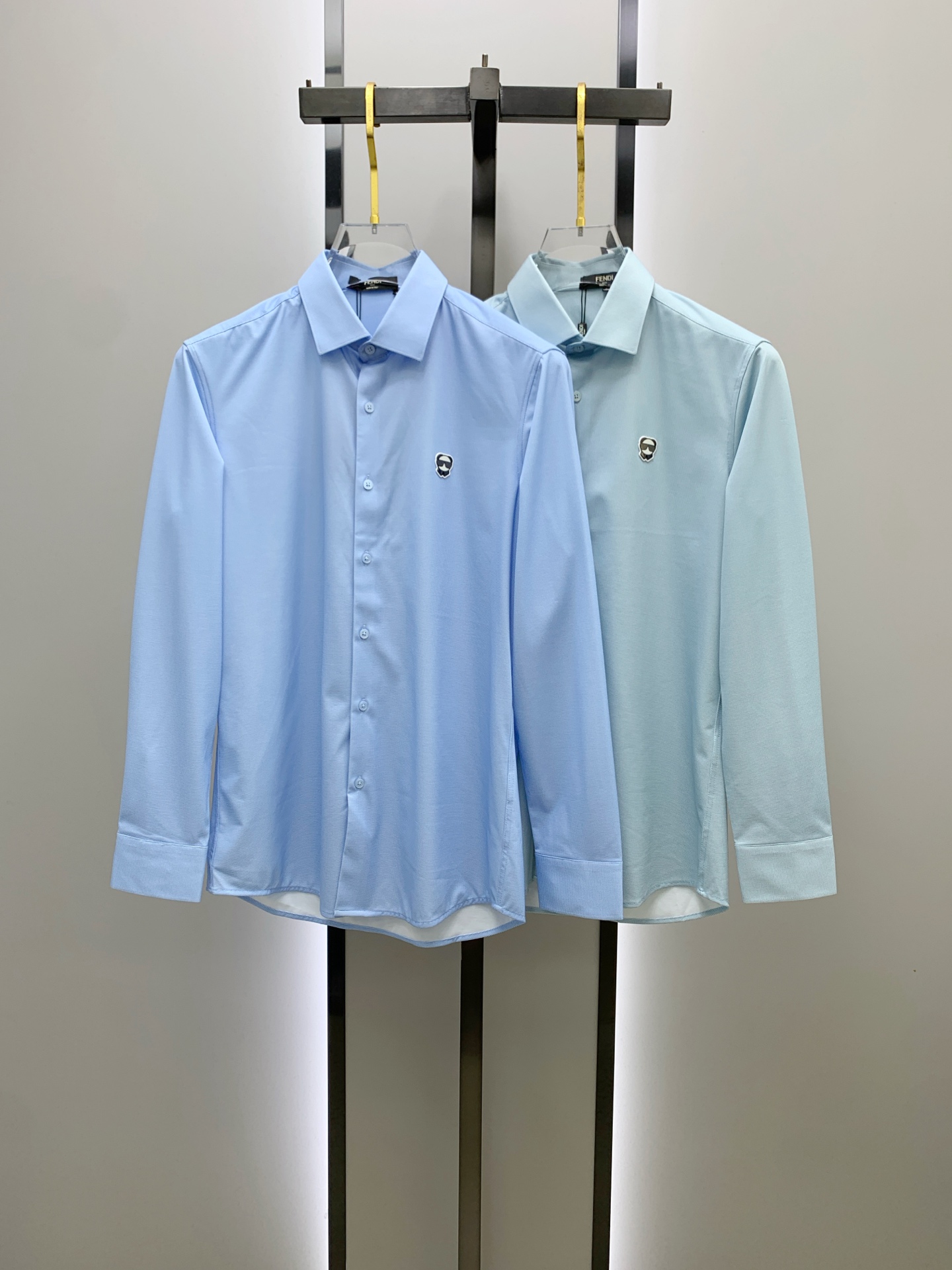 NO:549771,'Fendi' original single product. Hot products are coming. 2025ss official website new long-sleeved shirts, shirts, exquisite embroidered logos, high-end version, customized counter fabrics, breathable and comfortable, exquisitely crafted, impeccable details, brand elements design concept, reflect high quality. The feel is delicate and soft!  It is casually cut, with a great upper body style!  Code number M-3XL, fendi,shirts,alexander wang19860909《芬迪》 原单货.爆款来袭 2025ss官网新款长袖 衬衫 衬衣,精美刺绣Logo 高端版本,专柜定制面料 透气舒适度高,精工制作,细节处理完美无可挑剔,品牌元素设计理念,体现高品质.手感细腻柔软！呈现休闲裁剪,上身版型超赞！码数M-3XL,,fendi,shirts,alexander wang,Men's clothing