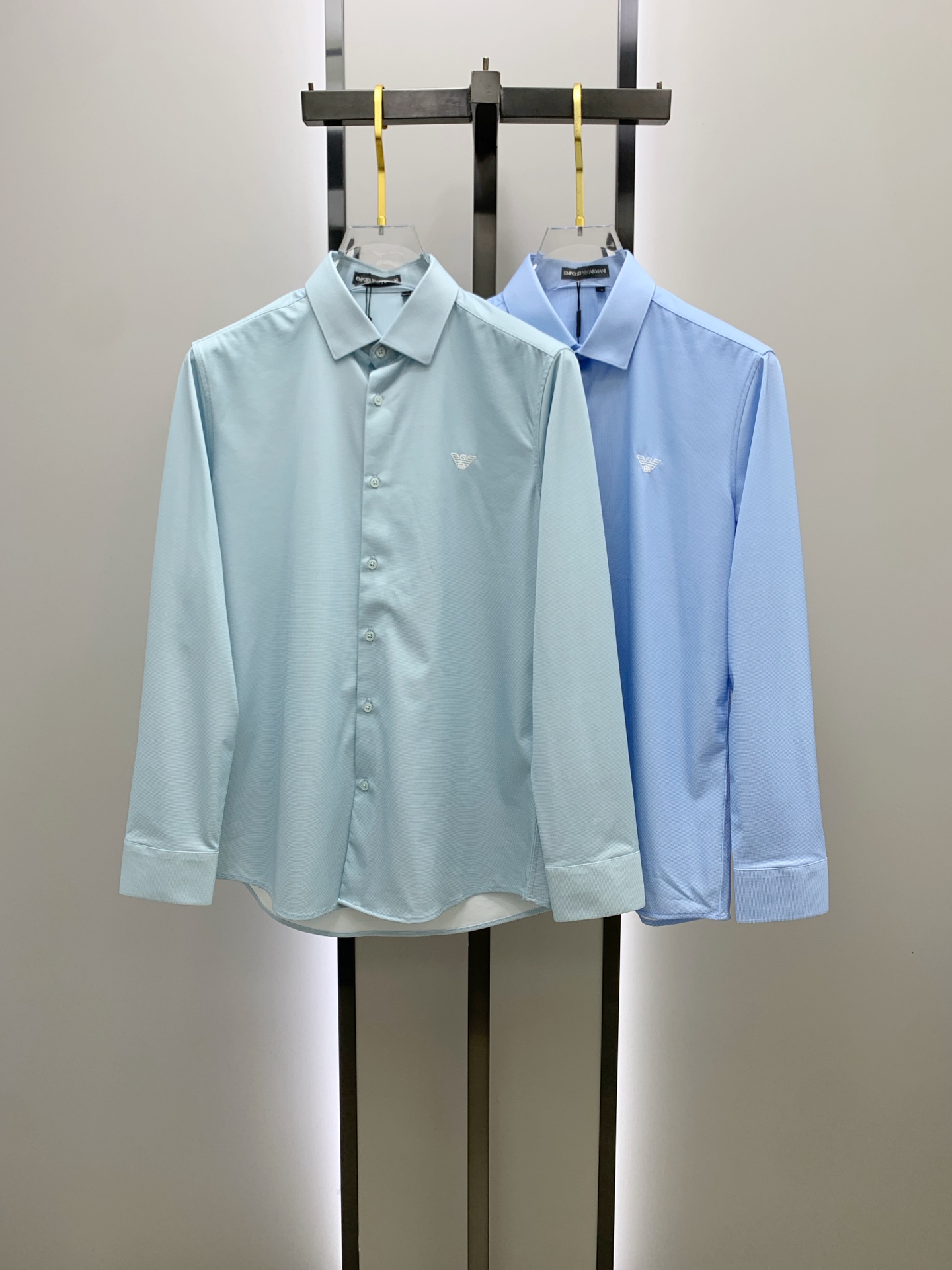 NO:549780,'Armani' original single product. Hot products are coming. 2025ss official website new long-sleeved shirts, exquisite embroidered logos, high-end version, customized counter fabrics, breathable and comfortable, exquisitely crafted, impeccable details, brand elements design concept, reflect high quality. The feel is delicate and soft!  It is casually cut, with a great upper body style!  Code number M-3XL, Armani, Armani, Shirts, Alexander wang19860909《Armani 阿玛尼》 原单货.爆款来袭 2025ss官网新款长袖 衬衫 衬衣,精美刺绣Logo 高端版本,专柜定制面料 透气舒适度高,精工制作,细节处理完美无可挑剔,品牌元素设计理念,体现高品质.手感细腻柔软！呈现休闲裁剪,上身版型超赞！码数M-3XL,,armani,armani,shirts,alexander wang,Men's clothing