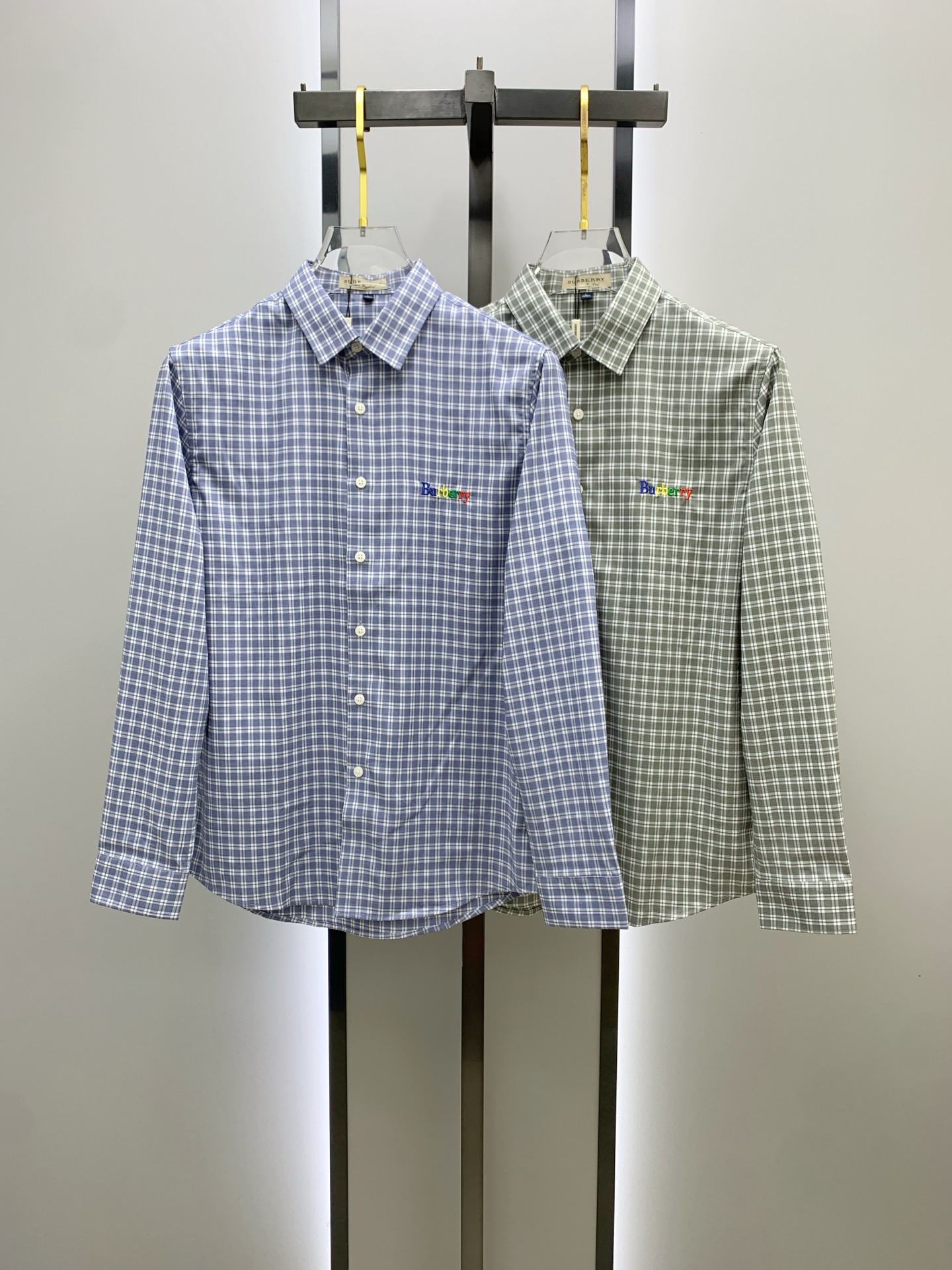 NO:549775,'Burberry' original single product. Hot products are coming. 2025ss official website new long-sleeved shirts, exquisite embroidered logos, high-end version, customized counter fabrics, breathable and comfortable, exquisitely crafted, impeccable details, brand elements design concept, reflect high quality. The feel is delicate and soft!  It is casually cut, with a great upper body style!  Code number M-3XL, burberry, burberry, shirts, alexander wang19860909《Burberry 巴宝莉》 原单货.爆款来袭 2025ss官网新款长袖 衬衫 衬衣,精美刺绣Logo 高端版本,专柜定制面料 透气舒适度高,精工制作,细节处理完美无可挑剔,品牌元素设计理念,体现高品质.手感细腻柔软！呈现休闲裁剪,上身版型超赞！码数M-3XL,,burberry,burberry,shirts,alexander wang,Men's clothing