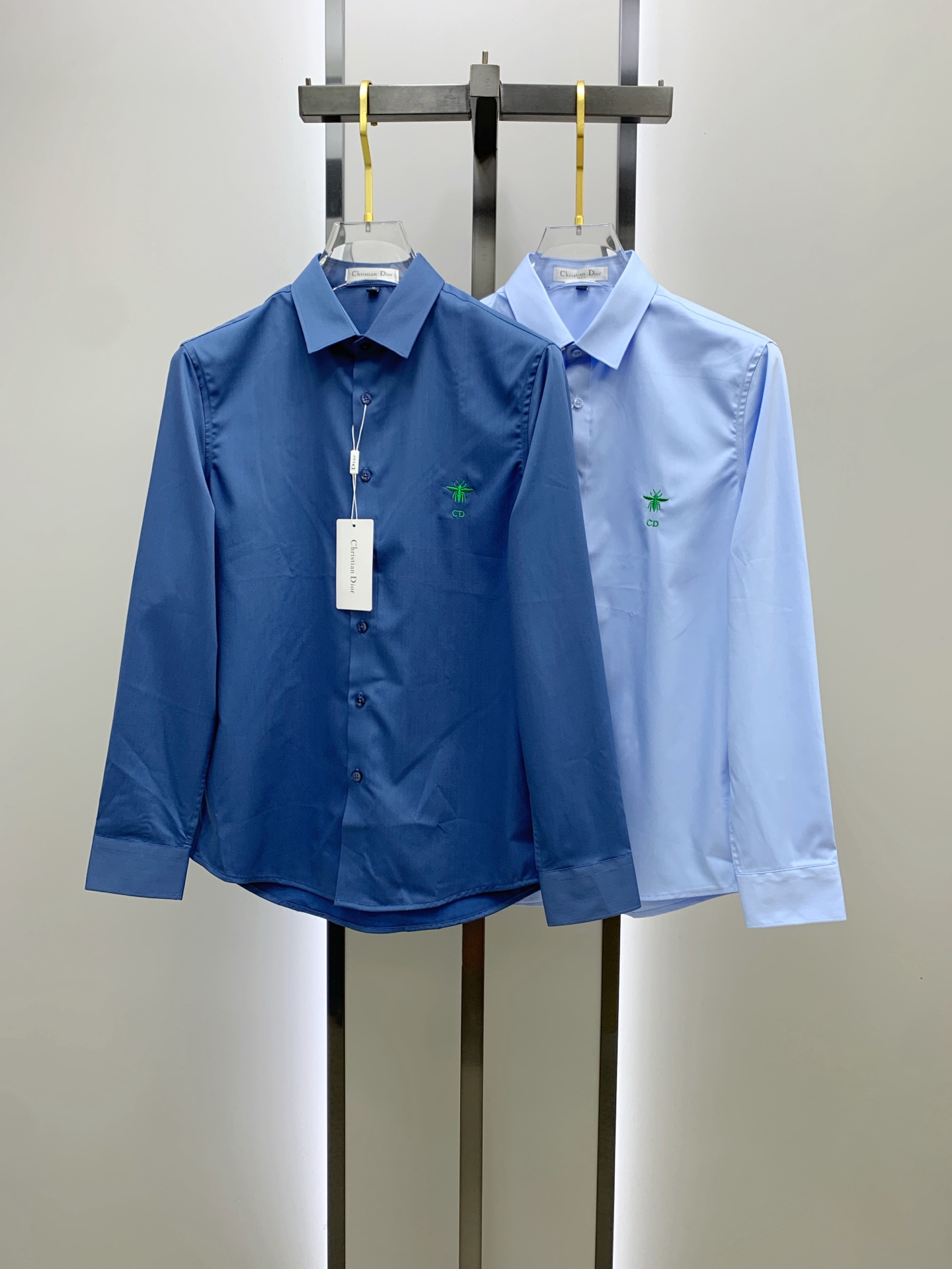 NO:549784,'Dior' original single product. Hot products are coming. 2025ss official website new long-sleeved shirts, shirts, exquisite embroidered logos, high-end version, customized counter fabrics, breathable and comfortable, exquisitely crafted, impeccable details, brand elements design concept, reflect high quality. The feel is delicate and soft!  It is casually cut, with a great upper body style!  Code number M-3XL, dior, dior,shirts,alexander wang19860909《Dior 迪奥》 原单货.爆款来袭 2025ss官网新款长袖 衬衫 衬衣,精美刺绣Logo 高端版本,专柜定制面料 透气舒适度高,精工制作,细节处理完美无可挑剔,品牌元素设计理念,体现高品质.手感细腻柔软！呈现休闲裁剪,上身版型超赞！码数M-3XL,,dior,dior,shirts,alexander wang,Men's clothing