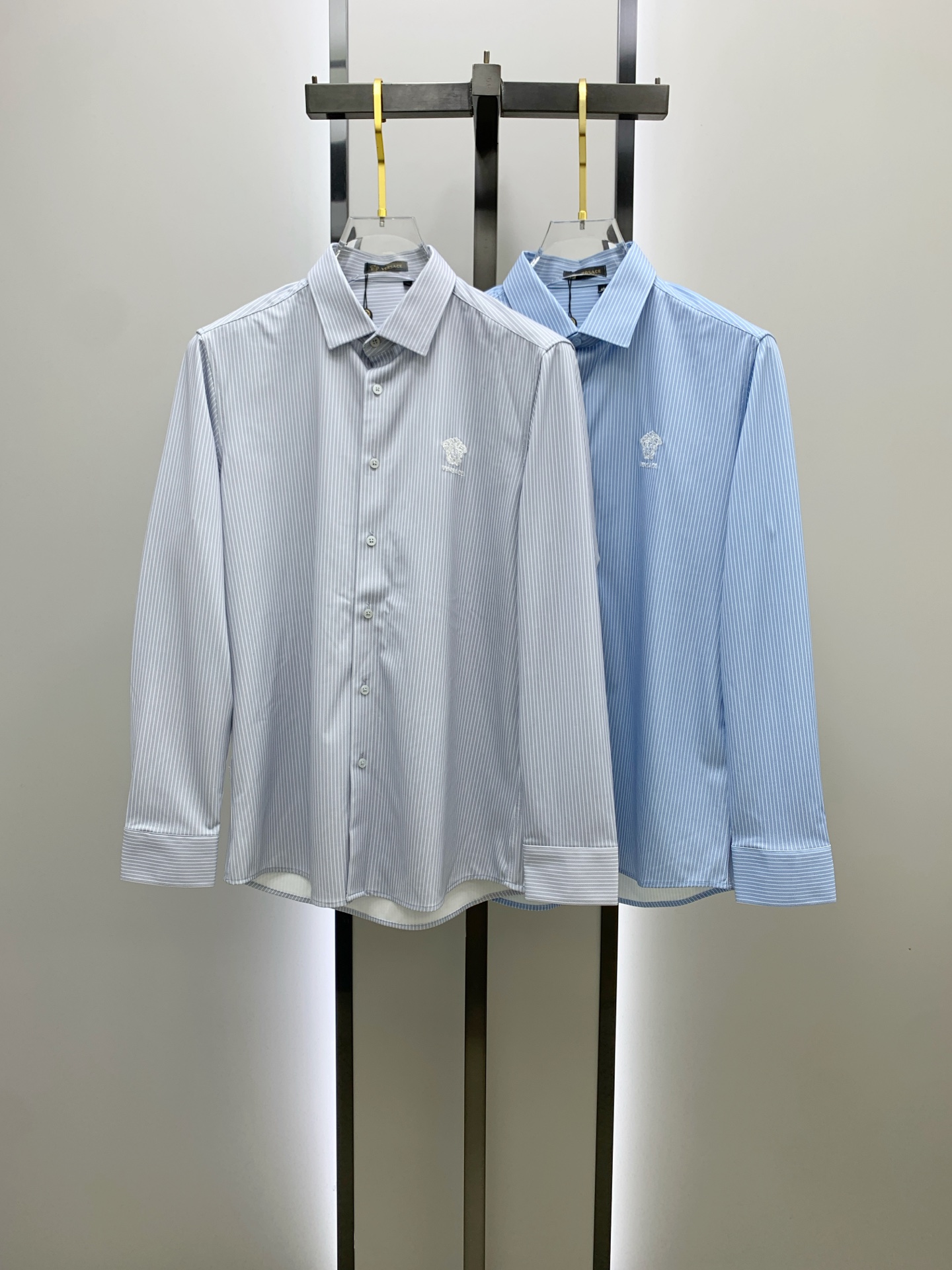 NO:549789,'Versey' original single product. Hot products are coming. 2025ss official website new long-sleeved shirts, shirts, exquisite embroidered logos, high-end version, customized counter fabrics, breathable and comfortable, exquisitely crafted, impeccable details, brand elements design concept, reflect high quality. The feel is delicate and soft!  It is casually cut, with a great upper body style!  Code number M-3XL, versace,shirts,alexander wang19860909《范思哲》 原单货.爆款来袭 2025ss官网新款长袖 衬衫 衬衣,精美刺绣Logo 高端版本,专柜定制面料 透气舒适度高,精工制作,细节处理完美无可挑剔,品牌元素设计理念,体现高品质.手感细腻柔软！呈现休闲裁剪,上身版型超赞！码数M-3XL,,versace,shirts,alexander wang,Men's clothing