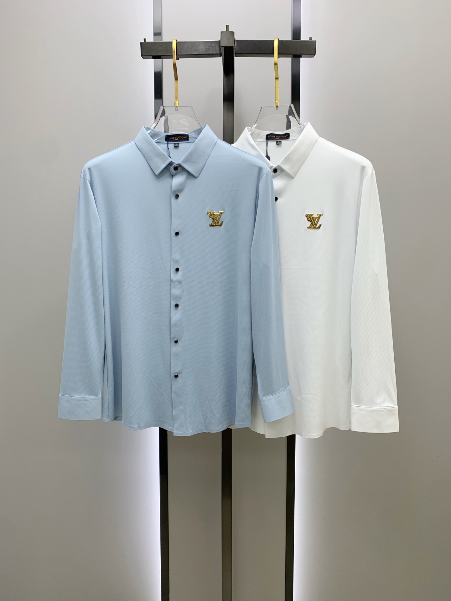 NO:549806,'LV' original single product. Hot products are coming. 2025ss official website new long-sleeved shirts, shirts, exquisite embroidered logos, high-end version, customized counter fabrics, breathable and comfortable, exquisitely crafted, impeccable details, brand elements design concept, reflect high quality. The feel is delicate and soft!  It is casually cut, with a great upper body style!  Code number M-3XL, louis vuitton,shirts,alexander wang19860909《LV》 原单货.爆款来袭 2025ss官网新款长袖 衬衫 衬衣,精美刺绣Logo 高端版本,专柜定制面料 透气舒适度高,精工制作,细节处理完美无可挑剔,品牌元素设计理念,体现高品质.手感细腻柔软！呈现休闲裁剪,上身版型超赞！码数M-3XL,,louis vuitton,shirts,alexander wang,Men's clothing