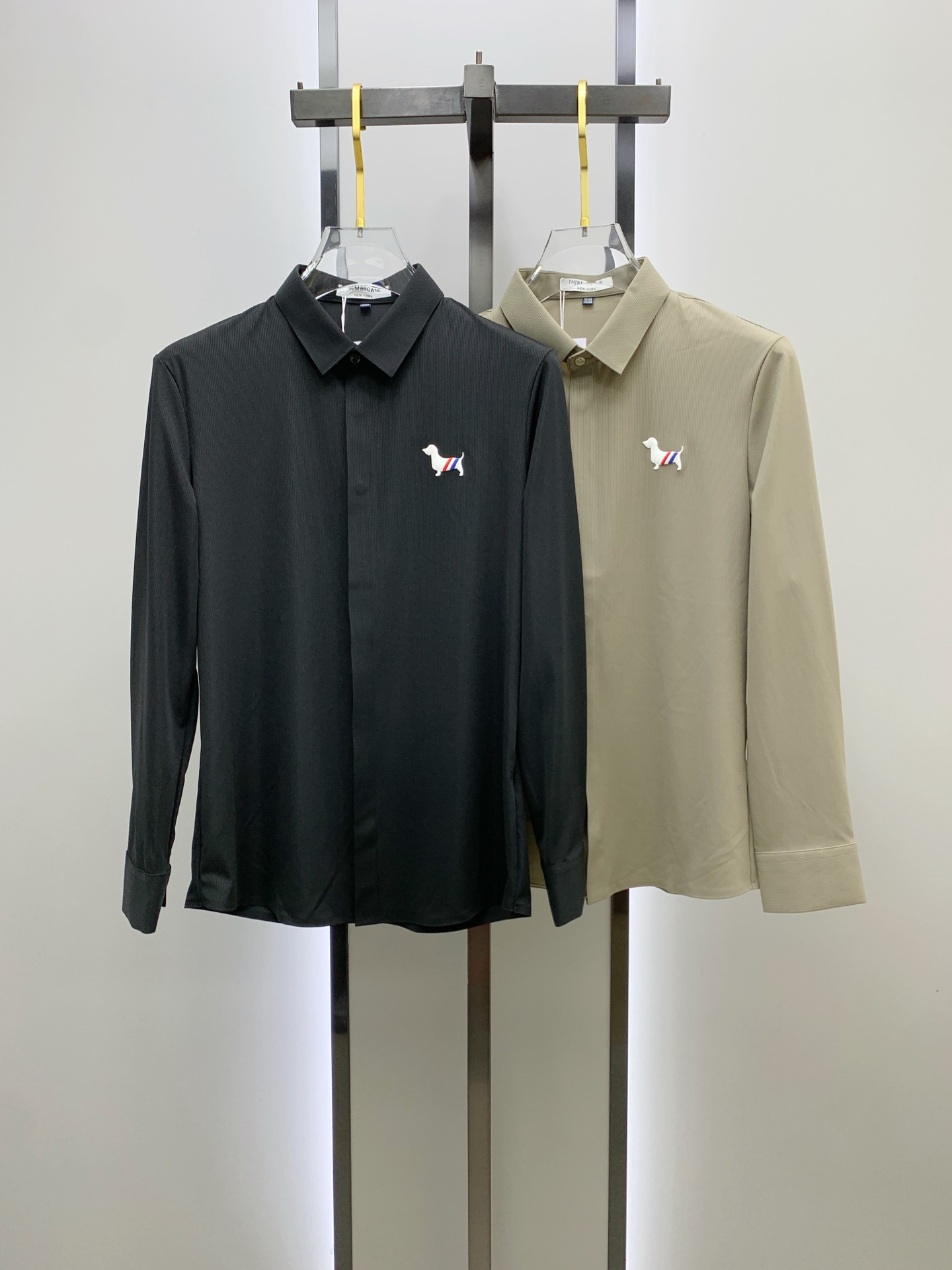 NO:549794,'TB' Original item. Popular model is coming. 2025ss official website new long-sleeved shirt, exquisite embroidered logo, high-end version, counter-customized fabric, high breathability and comfort, precision production, impeccable detail processing, brand element design concept, reflecting high quality. It feels delicate and soft!  It presents a casual cut and the upper body shape is awesome!  Size M-3XL,,shirts,alexander wang19860909《TB》 原单货.爆款来袭 2025ss官网新款长袖 衬衫 衬衣,精美刺绣Logo 高端版本,专柜定制面料 透气舒适度高,精工制作,细节处理完美无可挑剔,品牌元素设计理念,体现高品质.手感细腻柔软！呈现休闲裁剪,上身版型超赞！码数M-3XL,,shirts,alexander wang,Men's clothing