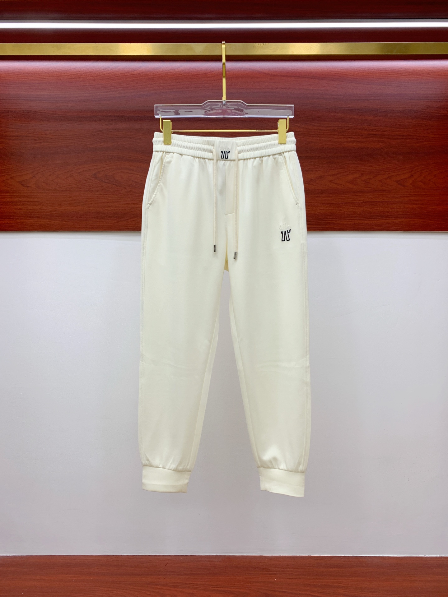 NO:476277,The mask [New Product] 25SS Summer New Casual Pants. Customized copper-ammonia silk air-layer blended fabric, anti-wrinkle, non-stick gray and anti-static, the fabric is soft, comfortable and drooping. The upright upper body is stylish, three-dimensional cut design extends the leg lines, making it look taller and slimmer. The elastic waistband design is designed to retract and place freely, and the customized original drawstring is extremely recognizable. A casual pants suitable for various occasions, with a very outstanding upper body. The number of sizes M-3XL, Moncler, alexander wang19860909蒙口【新品】25SS夏季新款休闲裤.定制铜氨丝空气层混纺面料,抗皱不粘灰抗静电,面料柔软舒适有垂感.立挺上身有型、立体裁剪设计拉长腿部线条,显高显瘦.松紧腰带设计,收放自如,订制原版抽绳.辨识度极高.一款适合多种场合穿搭的休闲裤,上身绝绝子.码数M-3XL,,Moncler,alexander wang,Men's clothing