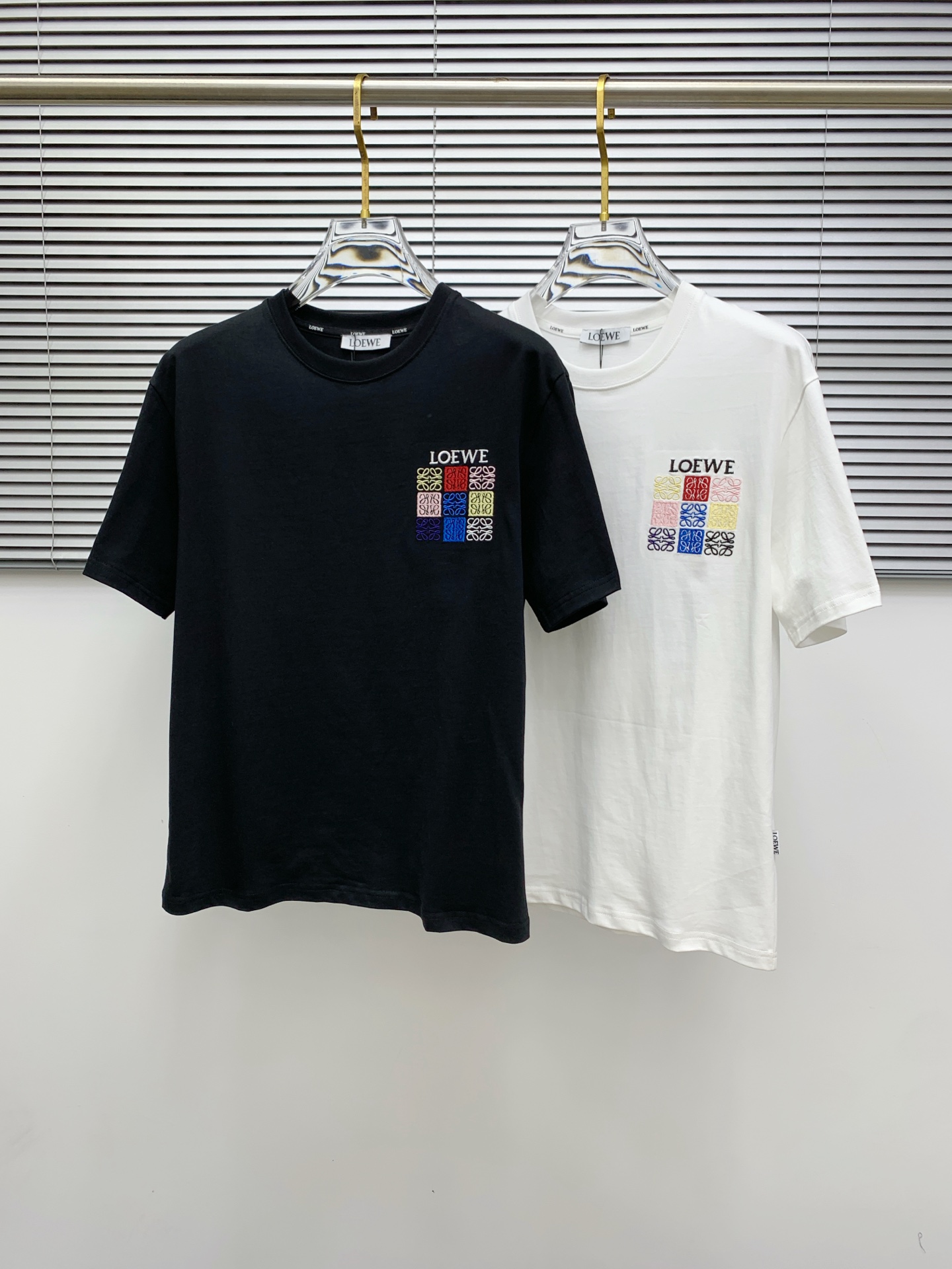 NO:423237,Luo Yiwei's new short-sleeved T-shirt in summer 2025, the personalized art series exclusively launched on the entire network. The versatile details are perfectly processed and pure cotton fabric is very exquisite. Original fabric. The same high-quality and comfortable hand feels very fashionable and personalized. A super versatile and beautiful style for men and women. The same color is black and white. The number of numbers M-3XL, loewe, T-shirt,tees, t-shirt,alexander wang19860909罗意威2025夏季新款短袖T恤,个性艺术系列全网独家首发 百搭款细节处理完美纯棉面料十分精致 原版面料 网红明星同款高版本 高品质手感非常舒服 时尚又个性 超级百搭好看的一款男女同款颜色黑、白 码数M-3XL,,loewe,T-shirt,tees，t-shirt,alexander wang,Men's clothing