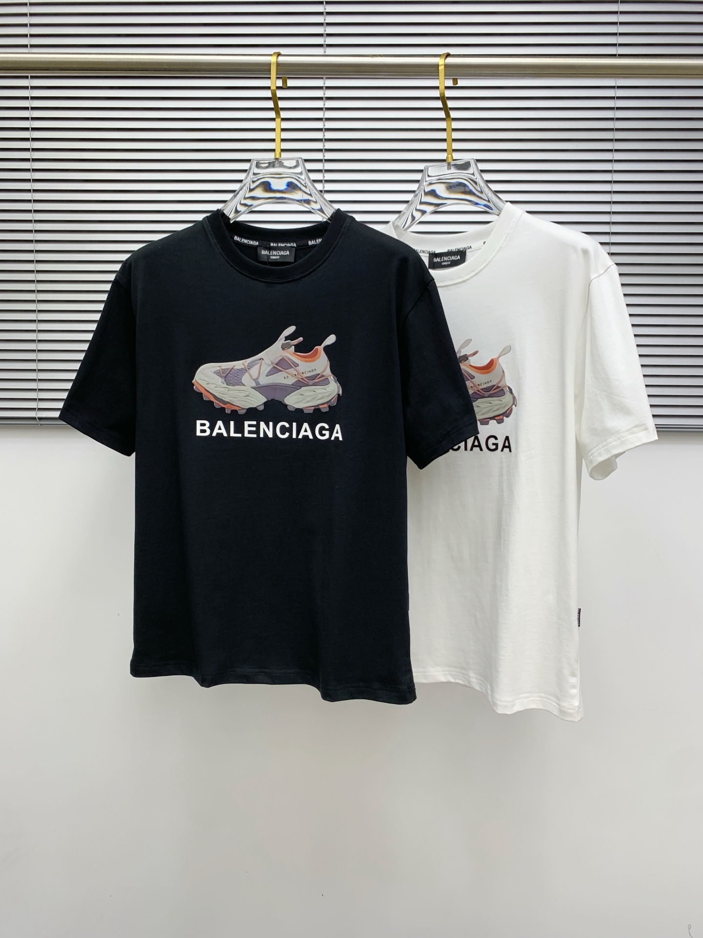NO:509023,Balenciaga 2025 summer new short-sleeved T-shirt, the personalized art series exclusively released on the entire network. The versatile details are perfectly processed and pure cotton fabric is very exquisite. Original fabric. The same high-quality and comfortable hand feels very fashionable and personalized. A super versatile and beautiful style for men and women. The same color is black and white. M-3XL, balenciaga, T-shirt,tees, t-shirt,alexander wang19860909巴黎世家2025夏季新款短袖T恤,个性艺术系列全网独家首发 百搭款细节处理完美纯棉面料十分精致 原版面料 网红明星同款高版本 高品质手感非常舒服 时尚又个性 超级百搭好看的一款男女同款颜色黑、白 码数M-3XL,,balenciaga,T-shirt,tees，t-shirt,alexander wang,Men's clothing