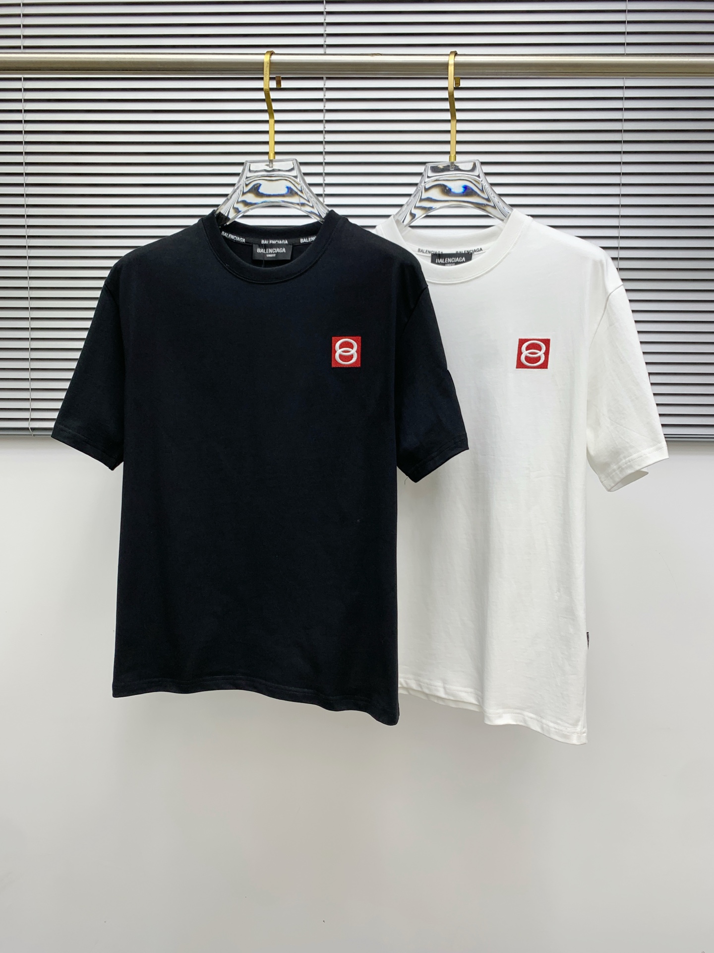 NO:423223,Balenciaga 2025 summer new short-sleeved T-shirt, the personalized art series exclusively released on the entire network. The versatile details are perfectly processed and pure cotton fabric is very exquisite. Original fabric. The same high-quality and comfortable hand feels very fashionable and personalized. A super versatile and beautiful style for men and women. The same color is black and white. M-3XL, balenciaga, T-shirt,tees, t-shirt,alexander wang19860909巴黎世家2025夏季新款短袖T恤,个性艺术系列全网独家首发 百搭款细节处理完美纯棉面料十分精致 原版面料 网红明星同款高版本 高品质手感非常舒服 时尚又个性 超级百搭好看的一款男女同款颜色黑、白 码数M-3XL,,balenciaga,T-shirt,tees，t-shirt,alexander wang,Men's clothing