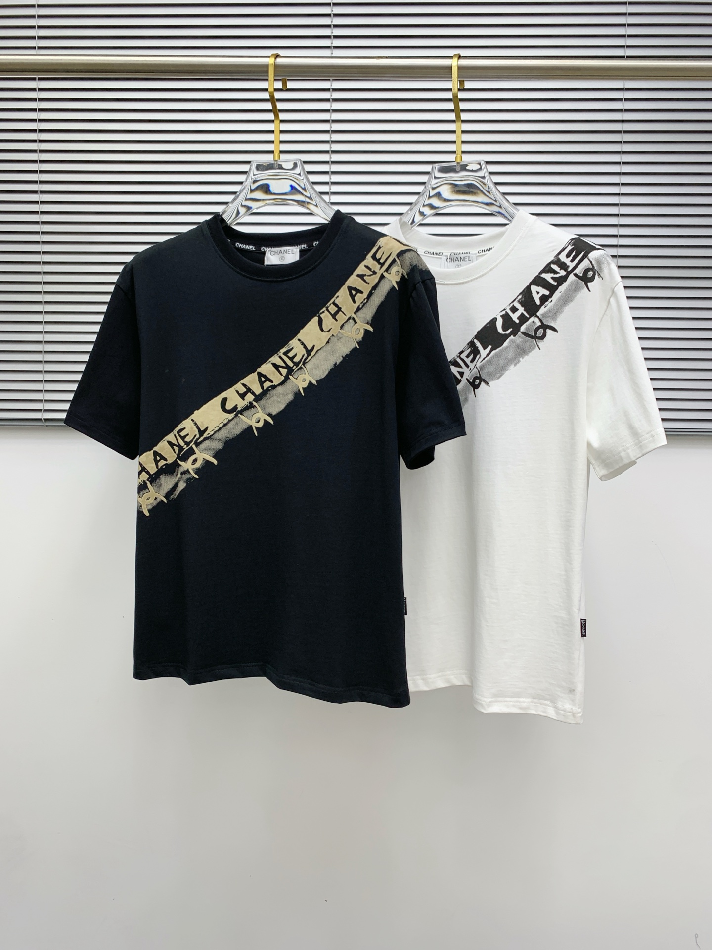 NO:423216,In Nail's new short-sleeved T-shirt in summer 2025, the personalized art series is exclusively released on the entire network. The versatile details are perfectly processed and pure cotton fabric is very exquisite. Original fabric. The same high-quality and comfortable hand feels very fashionable and personalized. A super versatile and beautiful style for men and women. The same color is black and white. The number of numbers M-3XL, T-shirt,tees, t-shirt,alexander wang19860909在奈儿2025夏季新款短袖T恤,个性艺术系列全网独家首发 百搭款细节处理完美纯棉面料十分精致 原版面料 网红明星同款高版本 高品质手感非常舒服 时尚又个性 超级百搭好看的一款男女同款颜色黑、白 码数M-3XL,,T-shirt,tees，t-shirt,alexander wang,Men's clothing