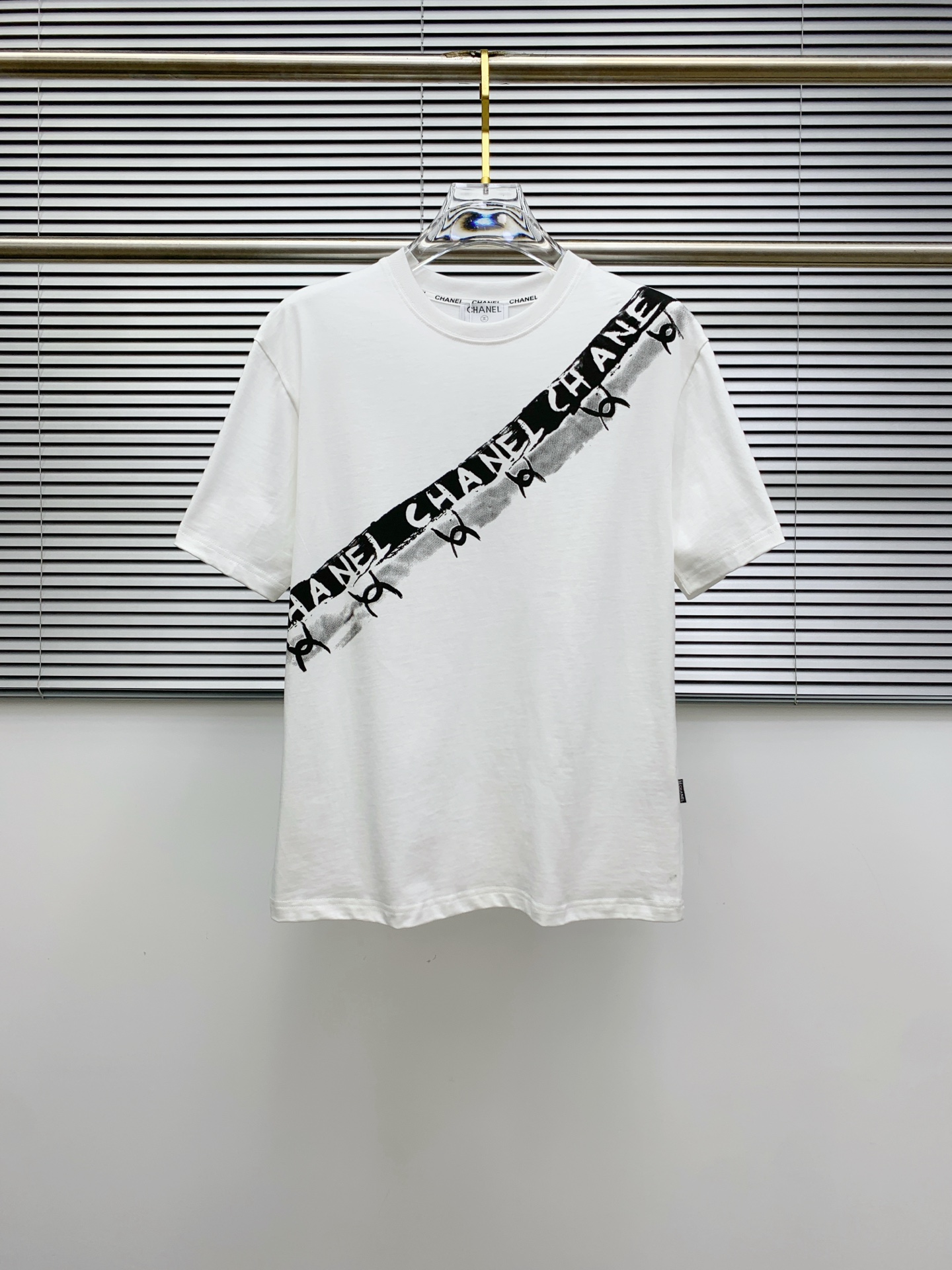 NO:423208,Chanel's new short-sleeved T-shirt for summer 2025, the personalized art series exclusively launched on the entire network. The versatile details are perfectly processed and pure cotton fabric is very exquisite. Original fabric. The same high-quality and comfortable hand feels very fashionable and personalized. A super versatile and beautiful style for men and women. The same color is black and white. The number of numbers M-3XL, chanel, T-shirt,tees, t-shirt,alexander wang19860909香奈儿2025夏季新款短袖T恤,个性艺术系列全网独家首发 百搭款细节处理完美纯棉面料十分精致 原版面料 网红明星同款高版本 高品质手感非常舒服 时尚又个性 超级百搭好看的一款男女同款颜色黑、白 码数M-3XL,,chanel,T-shirt,tees，t-shirt,alexander wang,Men's clothing