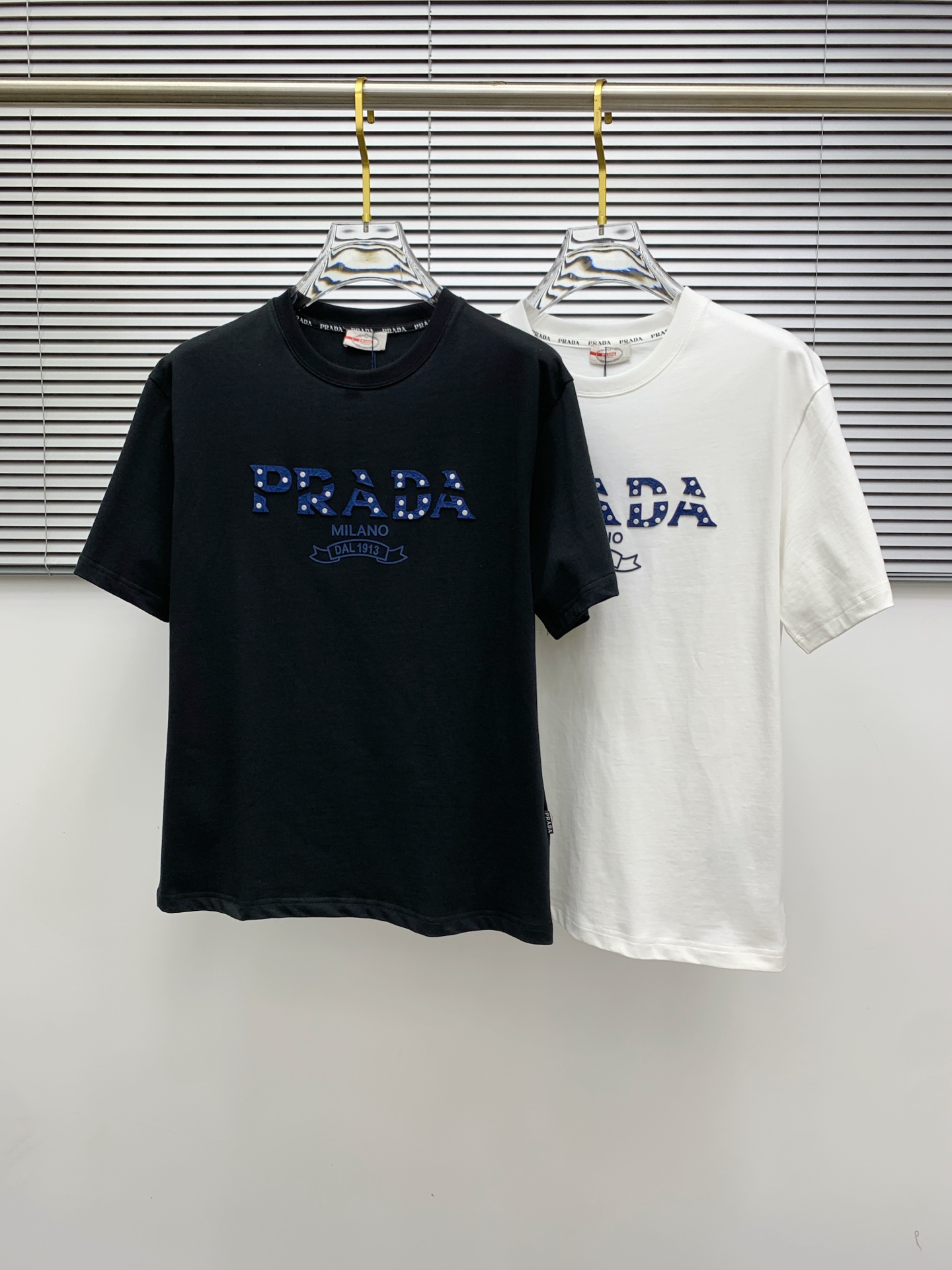 NO:509021,Prada's new short-sleeved T-shirt for summer 2025, the personalized art series exclusively launched on the entire network. The versatile details are perfectly processed and pure cotton fabric is very exquisite. Original fabric. The same high-quality and comfortable hand feels very fashionable and personalized. A super versatile and beautiful style for men and women. The same color is black and white. The number of numbers M-3XL, prada, T-shirt,tees, t-shirt,alexander wang19860909普拉达2025夏季新款短袖T恤,个性艺术系列全网独家首发 百搭款细节处理完美纯棉面料十分精致 原版面料 网红明星同款高版本 高品质手感非常舒服 时尚又个性 超级百搭好看的一款男女同款颜色黑、白 码数M-3XL,,prada,T-shirt,tees，t-shirt,alexander wang,Men's clothing