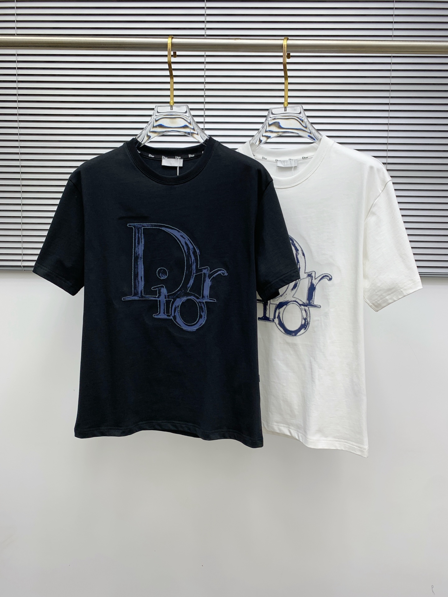 NO:423202,Dior 2025 summer new short-sleeved T-shirt, the personalized art series exclusively launched on the entire network. The versatile details are perfectly processed and pure cotton fabric is very exquisite. Original fabric. The same high-quality and comfortable hand feels very fashionable and personalized. A super versatile and beautiful style for men and women. The same color is black and white. The number of numbers M-3XL, dior, T-shirt,tees, t-shirt,alexander wang19860909迪奥2025夏季新款短袖T恤,个性艺术系列全网独家首发 百搭款细节处理完美纯棉面料十分精致 原版面料 网红明星同款高版本 高品质手感非常舒服 时尚又个性 超级百搭好看的一款男女同款颜色黑、白 码数M-3XL,,dior,T-shirt,tees，t-shirt,alexander wang,Men's clothing