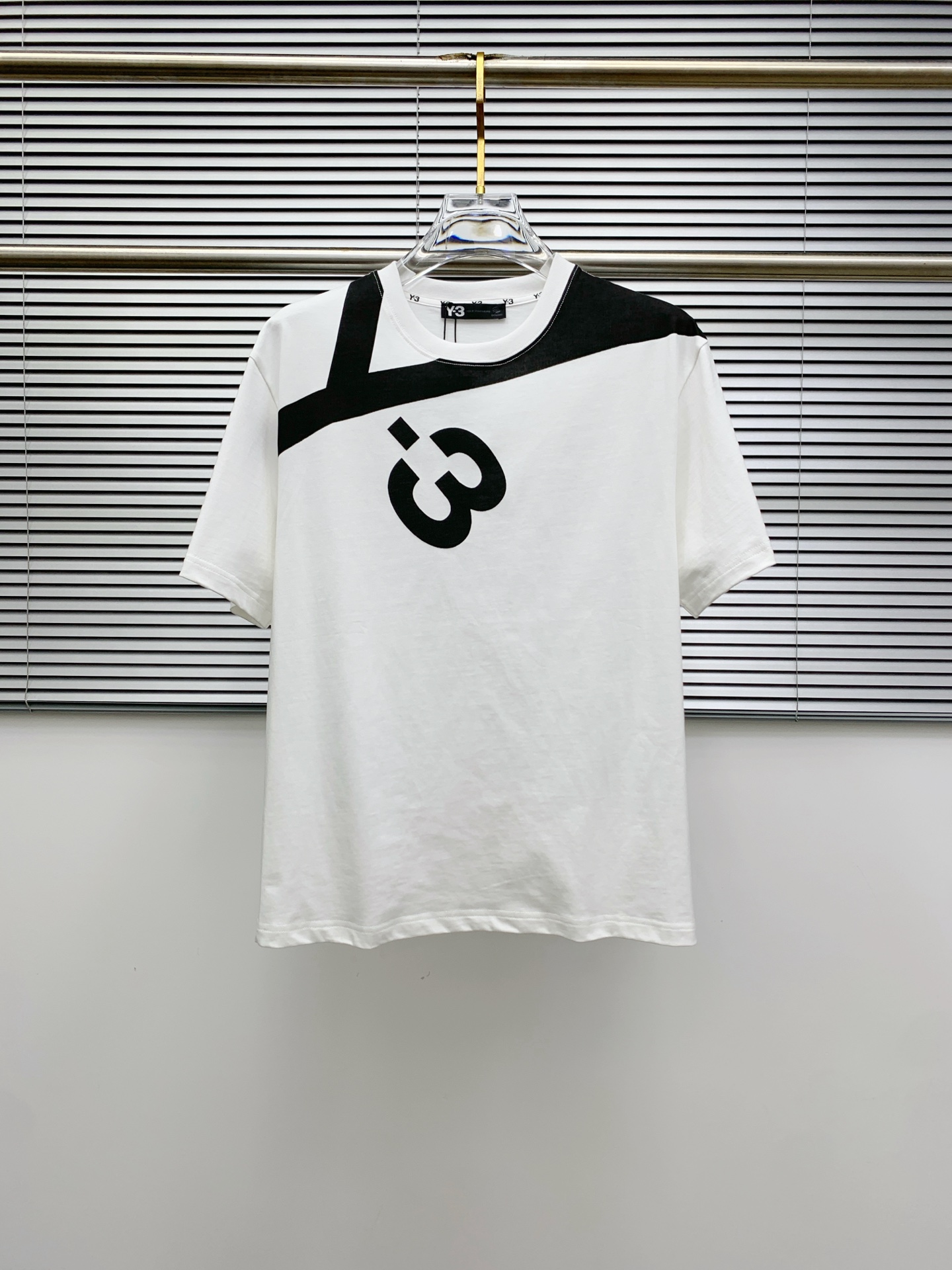 NO:509017,Y3 2025 summer new short-sleeved T-shirt, the personalized art series exclusively released on the entire network. The versatile details are perfectly processed and pure cotton fabric is very exquisite. Original fabric. The same high-quality and comfortable hand feels very fashionable and personalized. A super versatile and beautiful style for men and women. The same color is black and white. The number of codes M-3XL, T-shirt,tees, t-shirt,alexander wang19860909Y3 2025夏季新款短袖T恤,个性艺术系列全网独家首发 百搭款细节处理完美纯棉面料十分精致 原版面料 网红明星同款高版本 高品质手感非常舒服 时尚又个性 超级百搭好看的一款男女同款颜色黑、白 码数M-3XL,,T-shirt,tees，t-shirt,alexander wang,Men's clothing