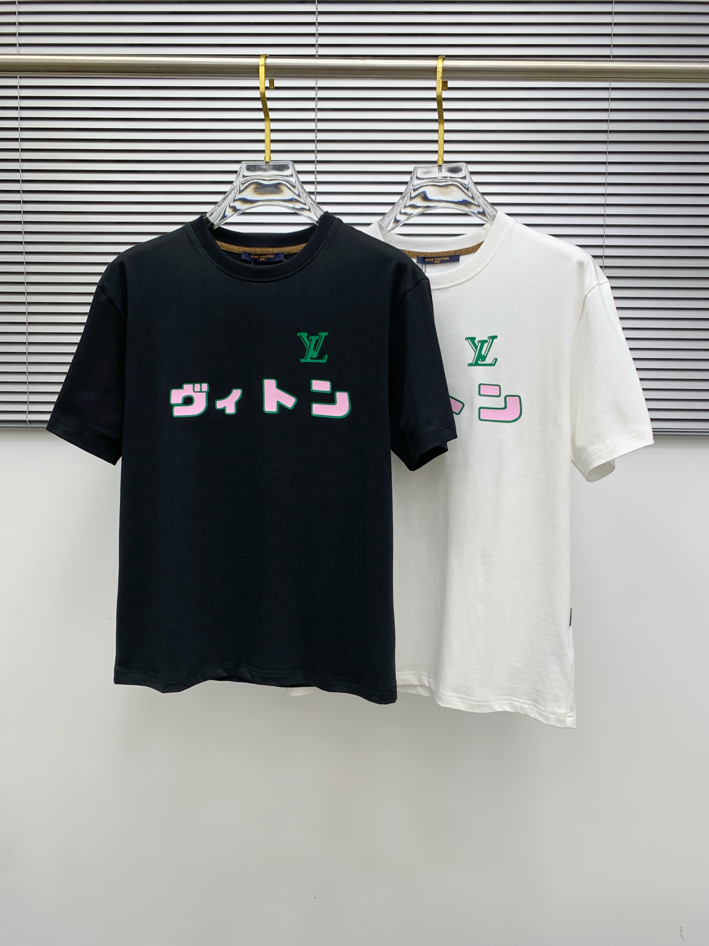 NO:509014,LV2025 summer new short-sleeved T-shirt, the personalized art series exclusively released on the entire network. The versatile details are perfectly processed and pure cotton fabric is very exquisite. Original fabric. The same high-quality and comfortable hand feels very fashionable and personalized. A super versatile and beautiful style for men and women. The same color is black and white. The number of numbers M-3XL, louis vuitton, T-shirt,tees, t-shirt,alexander wang19860909LV2025夏季新款短袖T恤,个性艺术系列全网独家首发 百搭款细节处理完美纯棉面料十分精致 原版面料 网红明星同款高版本 高品质手感非常舒服 时尚又个性 超级百搭好看的一款男女同款颜色黑、白 码数M-3XL,,louis vuitton,T-shirt,tees，t-shirt,alexander wang,Men's clothing