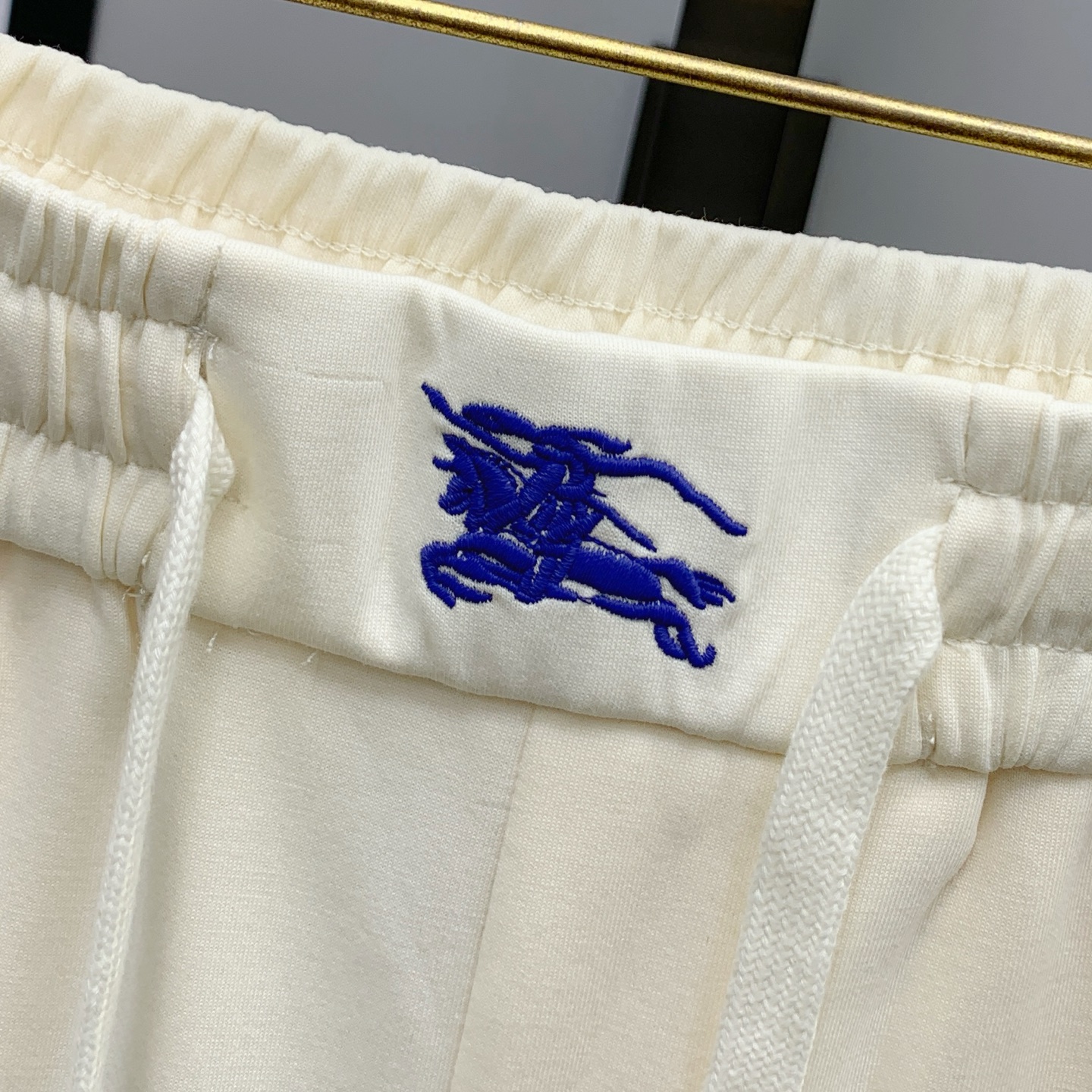 P巴宝莉【新品】25SS夏季新款休闲裤.定制铜氨丝空气层混纺面料，抗皱不粘灰抗静电，面料柔软舒适有垂感.