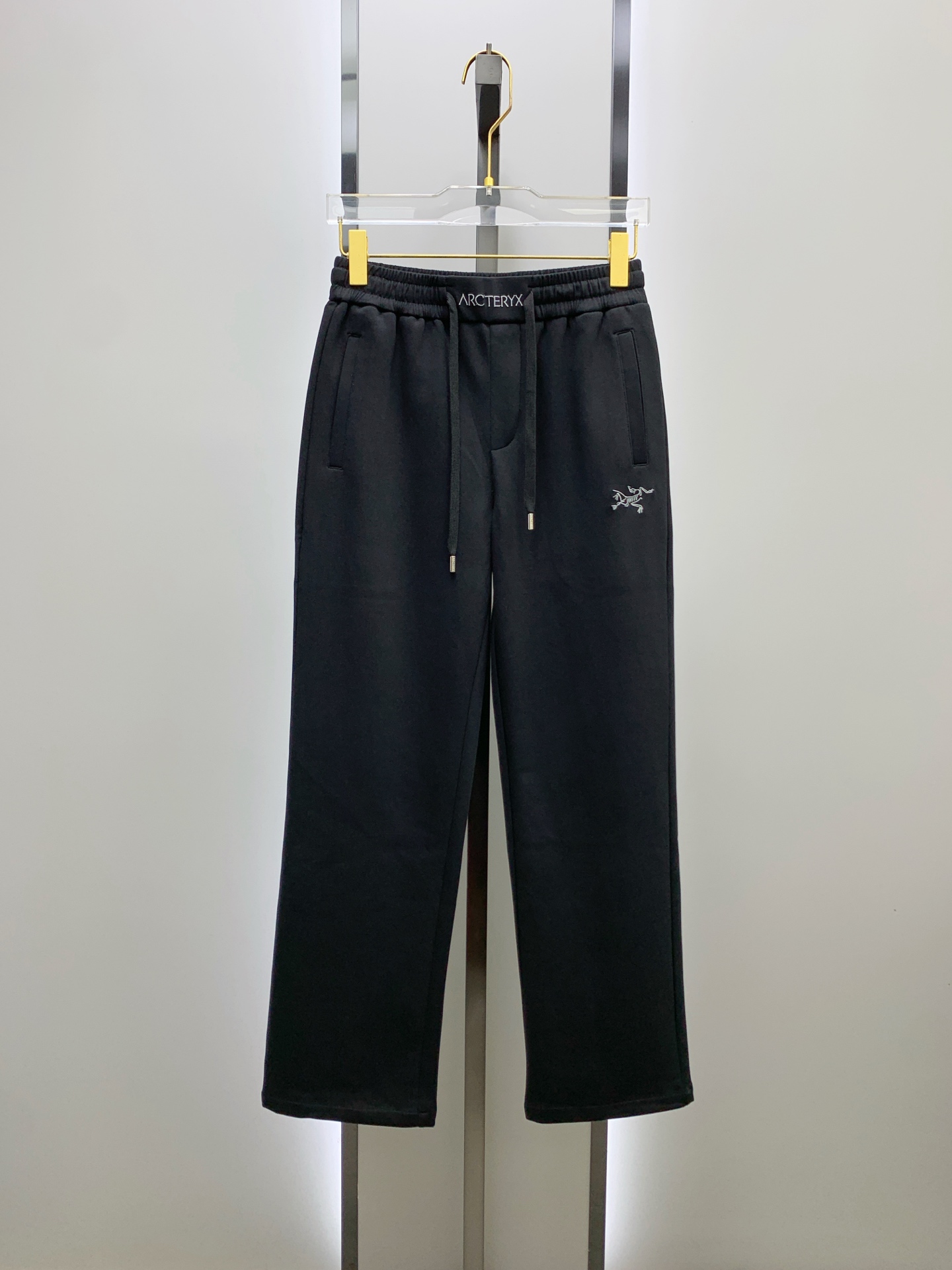 P始祖鸟【新品】25SS夏季新款休闲裤.定制铜氨丝空气层混纺面料，抗皱不粘灰抗静电，面料柔软舒适有垂感.