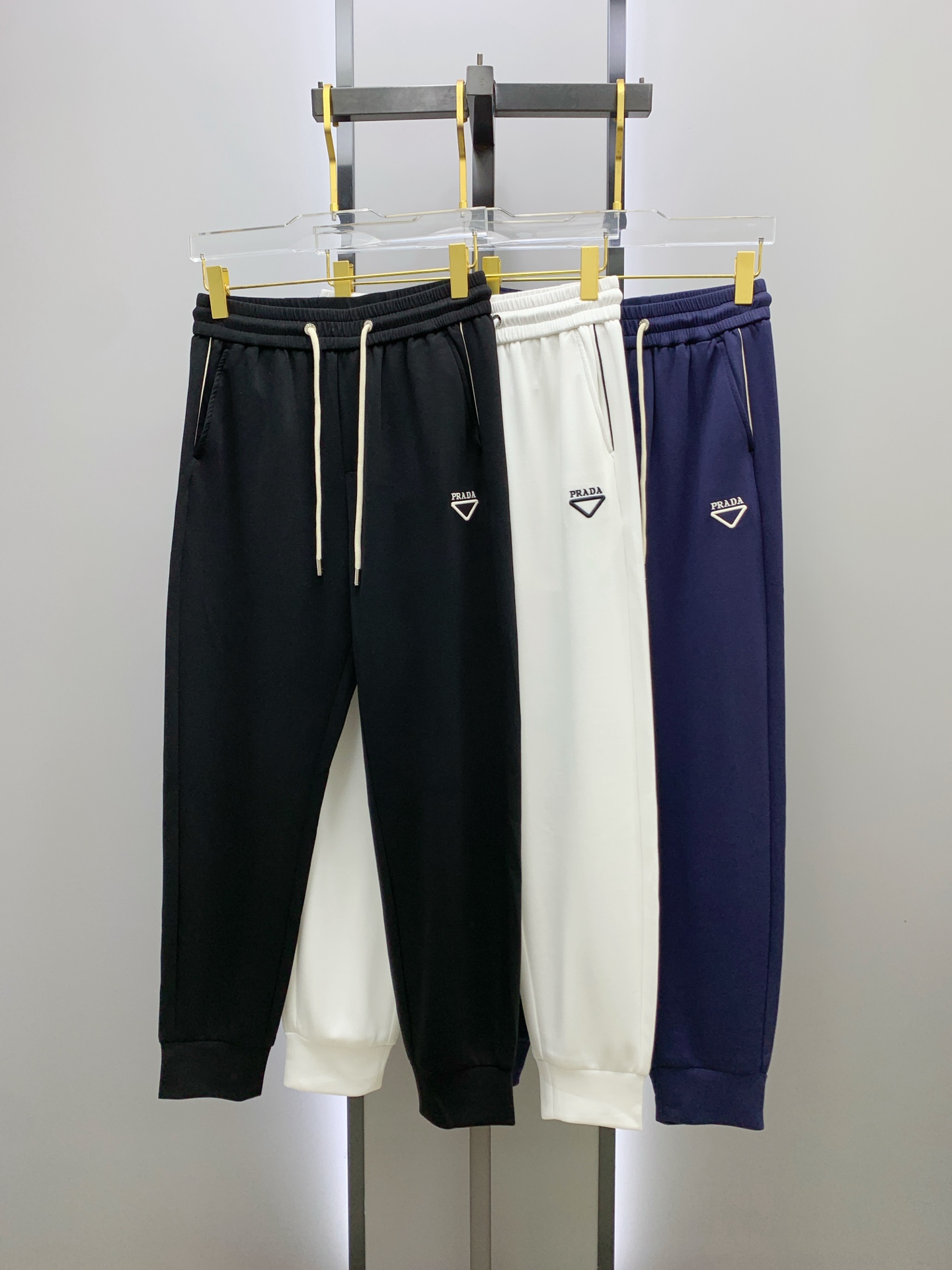 P普拉达【新品】25SS夏季新款休闲裤.定制铜氨丝空气层混纺面料，抗皱不粘灰抗静电，面料柔软舒适有垂感.