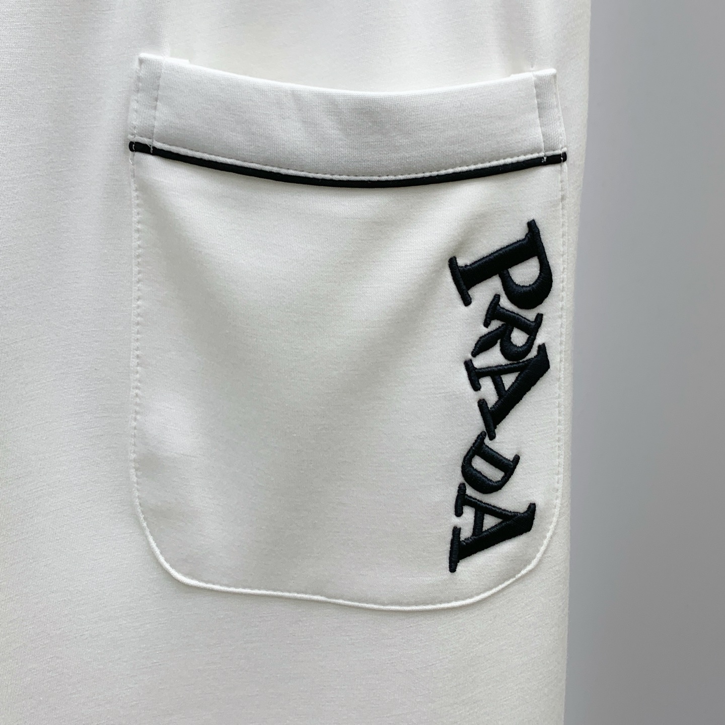 P普拉达【新品】25SS夏季新款休闲裤.定制铜氨丝空气层混纺面料，抗皱不粘灰抗静电，面料柔软舒适有垂感.