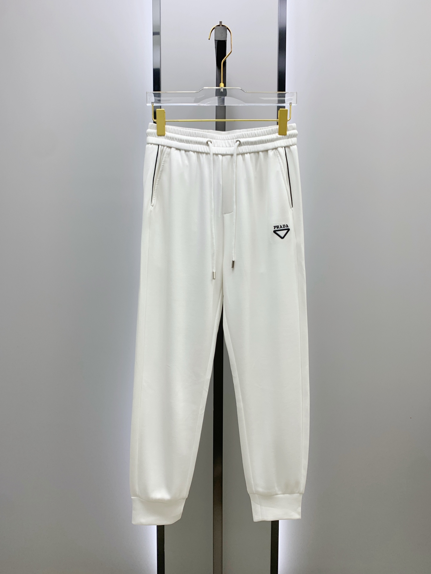 P普拉达【新品】25SS夏季新款休闲裤.定制铜氨丝空气层混纺面料，抗皱不粘灰抗静电，面料柔软舒适有垂感.