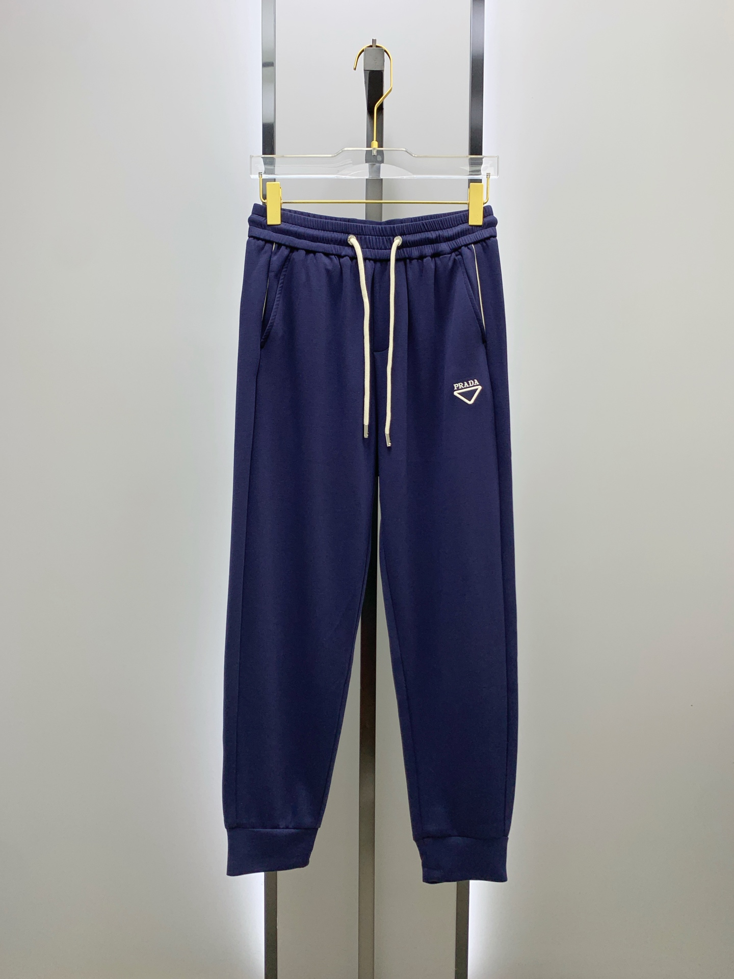 P普拉达【新品】25SS夏季新款休闲裤.定制铜氨丝空气层混纺面料，抗皱不粘灰抗静电，面料柔软舒适有垂感.