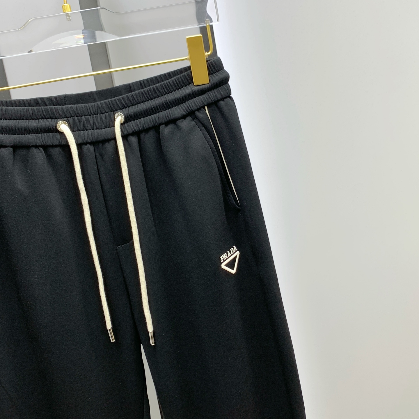 P普拉达【新品】25SS夏季新款休闲裤.定制铜氨丝空气层混纺面料，抗皱不粘灰抗静电，面料柔软舒适有垂感.