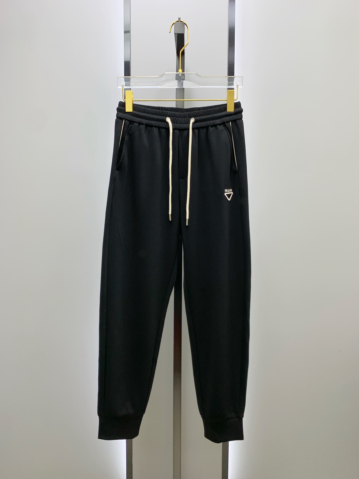 P普拉达【新品】25SS夏季新款休闲裤.定制铜氨丝空气层混纺面料，抗皱不粘灰抗静电，面料柔软舒适有垂感.