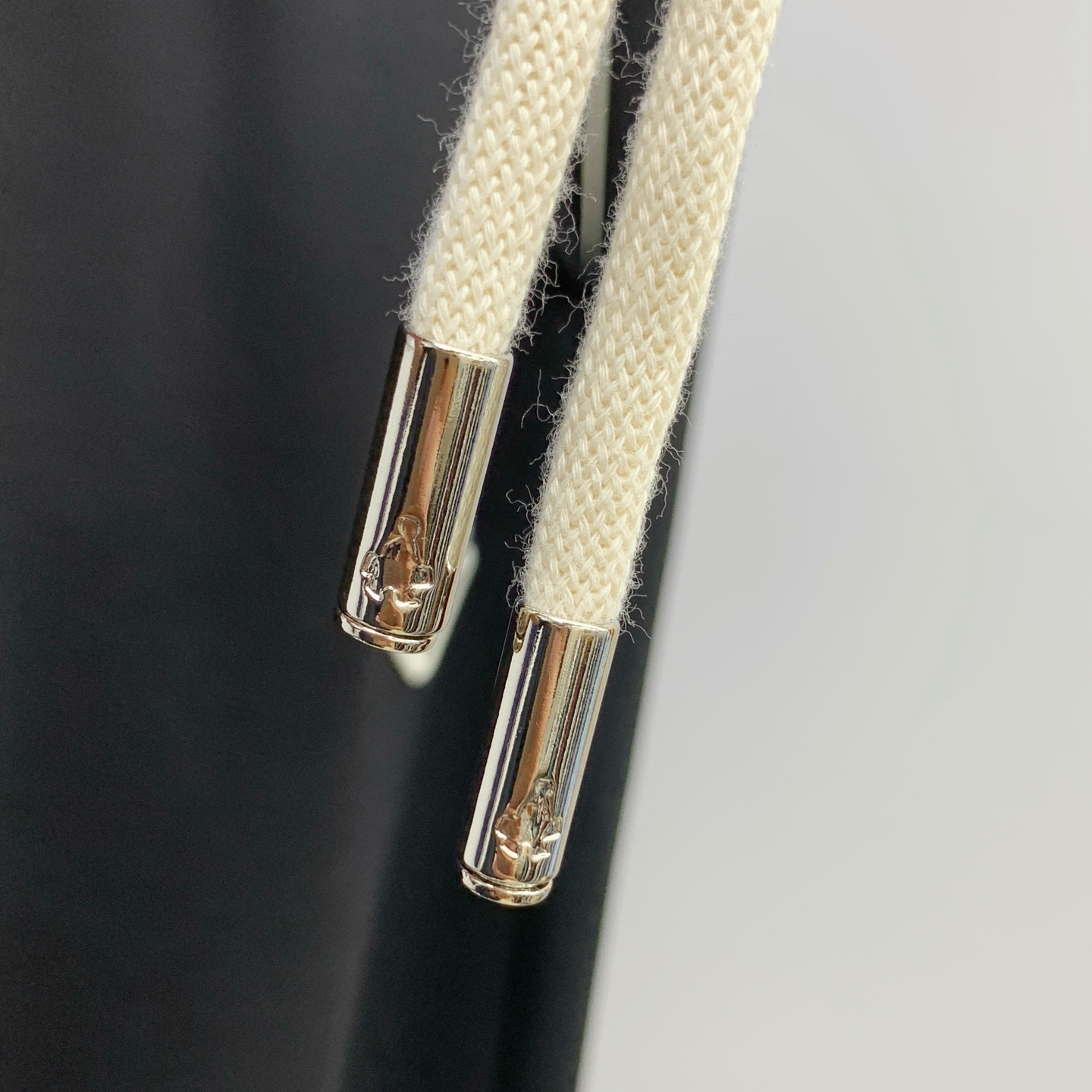 P普拉达【新品】25SS夏季新款休闲裤.定制铜氨丝空气层混纺面料，抗皱不粘灰抗静电，面料柔软舒适有垂感.