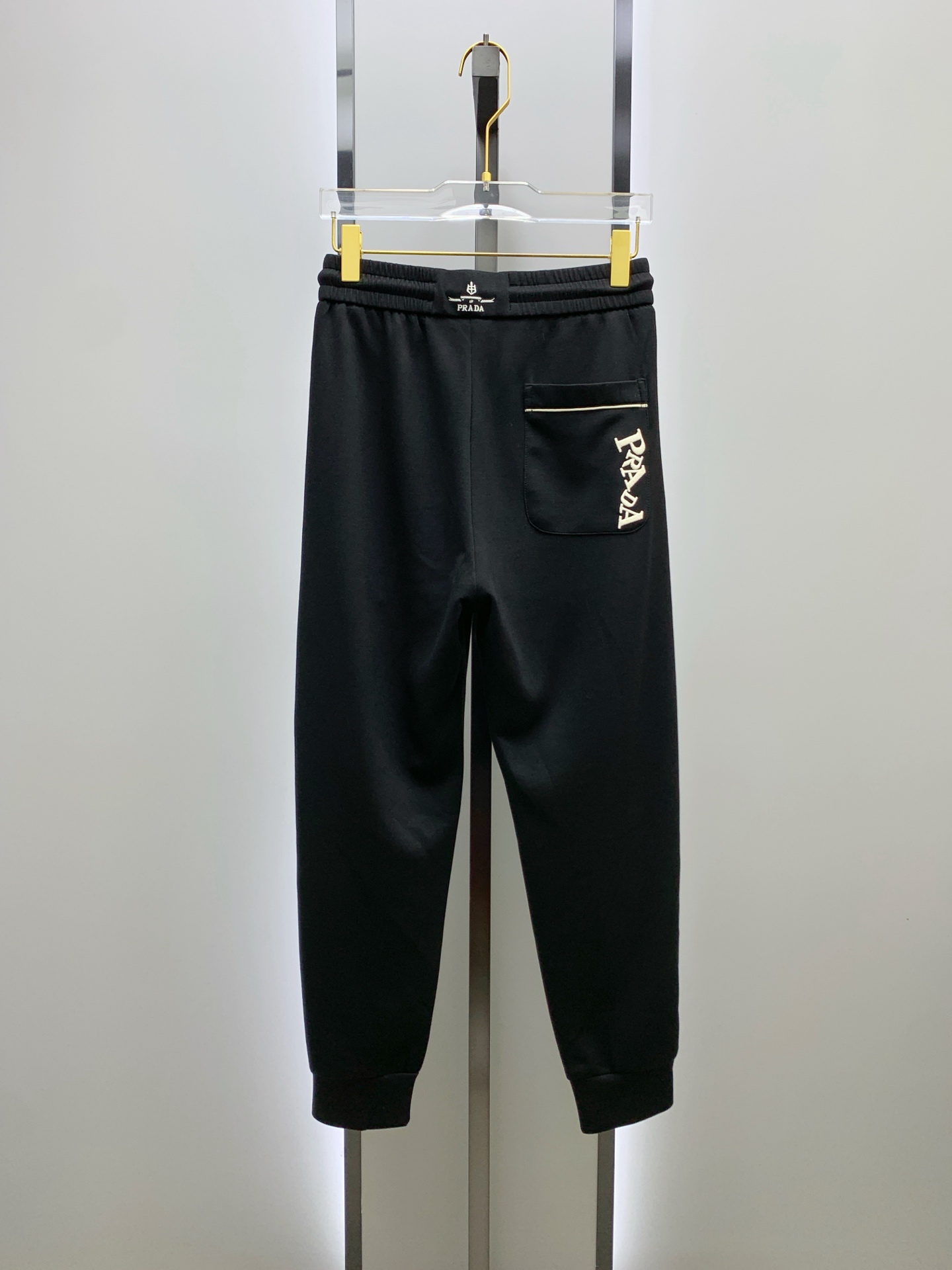 P普拉达【新品】25SS夏季新款休闲裤.定制铜氨丝空气层混纺面料，抗皱不粘灰抗静电，面料柔软舒适有垂感.