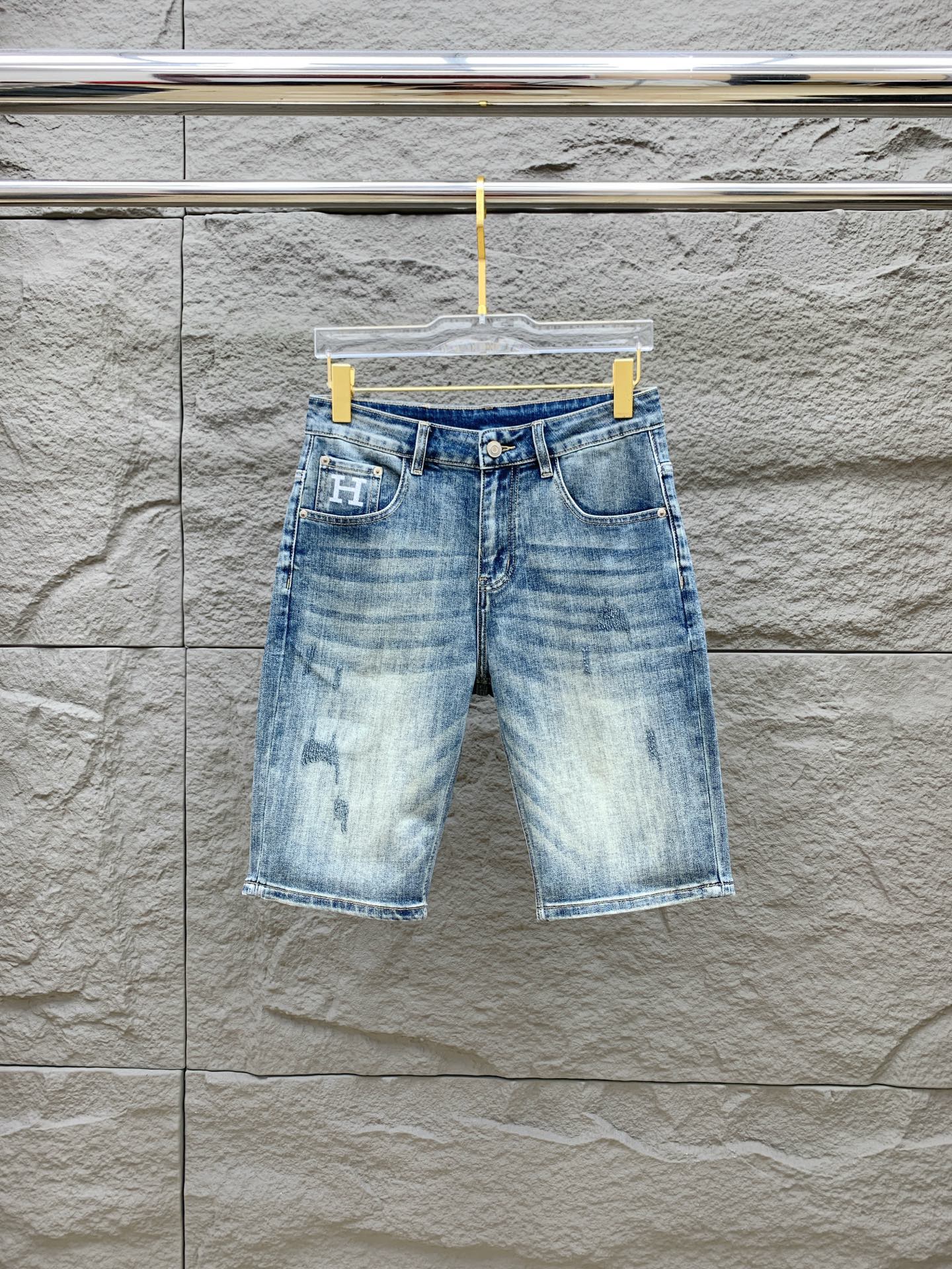 NO:509642,Hermes [New Product] is available for high-end exclusive sale. The 25SS four-season super-burning street-explosion series is the most exclusive and grandly launched. Original custom high-end quality fabric, customized hardware style slim-fitting tailoring, fabric with elasticity, micro-elastic upper body comfort, a must-have item!  Counter size 29-38 (no 35 no 37), hermes, shorts, alexander wang19860909爱马仕【新品】高端独家发售 25SS四季款超燃炸街系列之最牛仔短裤 独家隆重推出 原版定制高端品质面料 定制五金版型修身剪裁 面料带弹力 微弹上身舒适度超高 必爆单品！专柜尺码29-38（无35无37）,,hermes,shorts,alexander wang,Men's clothing