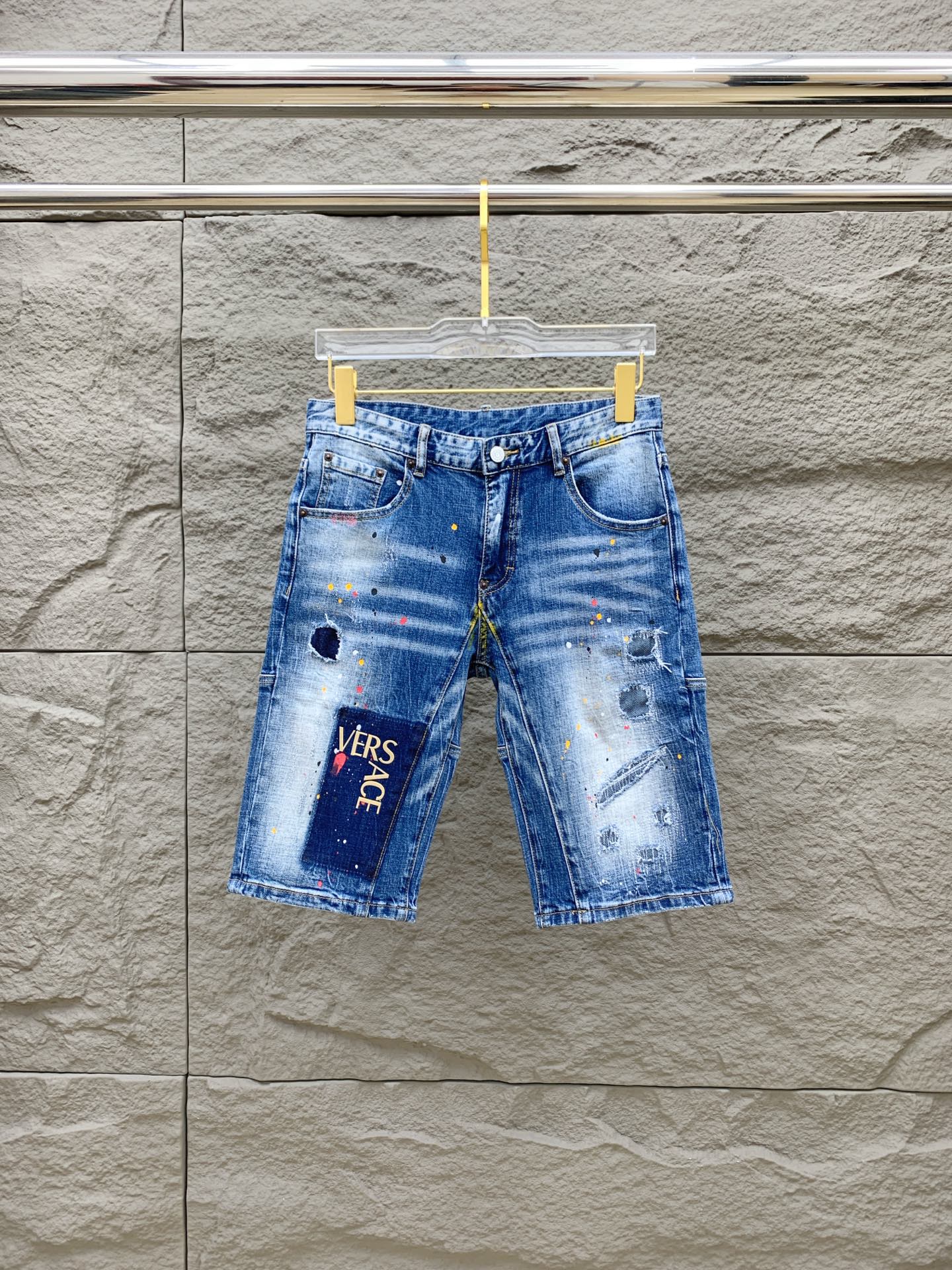 NO:509646,Versace [New Product] is available for high-end exclusive sale. The 25SS four-season super-burning street-explosion series is the most exclusive and grandly launched. Original custom high-end quality fabric, customized hardware style slim-fitting tailoring, fabric with elasticity, micro-elastic upper body comfort, a must-have item!  Counter size 29-38 (no 35 no 37), versace, shorts, alexander wang19860909范思哲【新品】高端独家发售 25SS四季款超燃炸街系列之最牛仔短裤 独家隆重推出 原版定制高端品质面料 定制五金版型修身剪裁 面料带弹力 微弹上身舒适度超高 必爆单品！专柜尺码29-38（无35无37）,,versace,shorts,alexander wang,Men's clothing