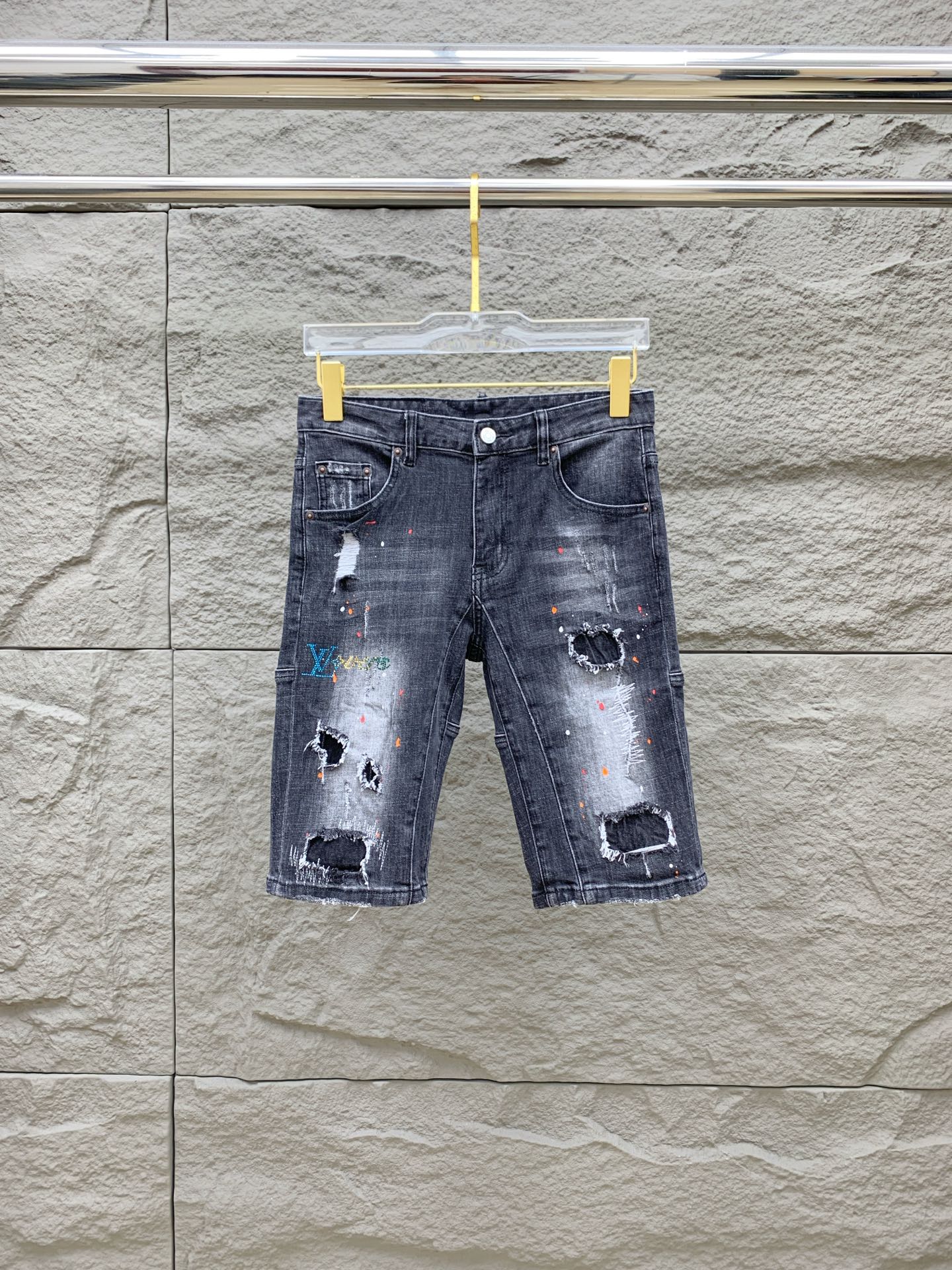 NO:509652,LV [New Product] is available for high-end exclusive sale. The 25SS four-season super-burning street-explosion series is the most exclusive and grandly launched. Original custom high-end quality fabric, customized hardware style slim tailoring, fabric with elasticity, micro-elastic upper body comfort, a must-have item!  Counter size 29-38 (no 35 no 37), louis vuitton, shorts, alexander wang19860909LV【新品】高端独家发售 25SS四季款超燃炸街系列之最牛仔短裤 独家隆重推出 原版定制高端品质面料 定制五金版型修身剪裁 面料带弹力 微弹上身舒适度超高 必爆单品！专柜尺码29-38（无35无37）,,louis vuitton,shorts,alexander wang,Men's clothing