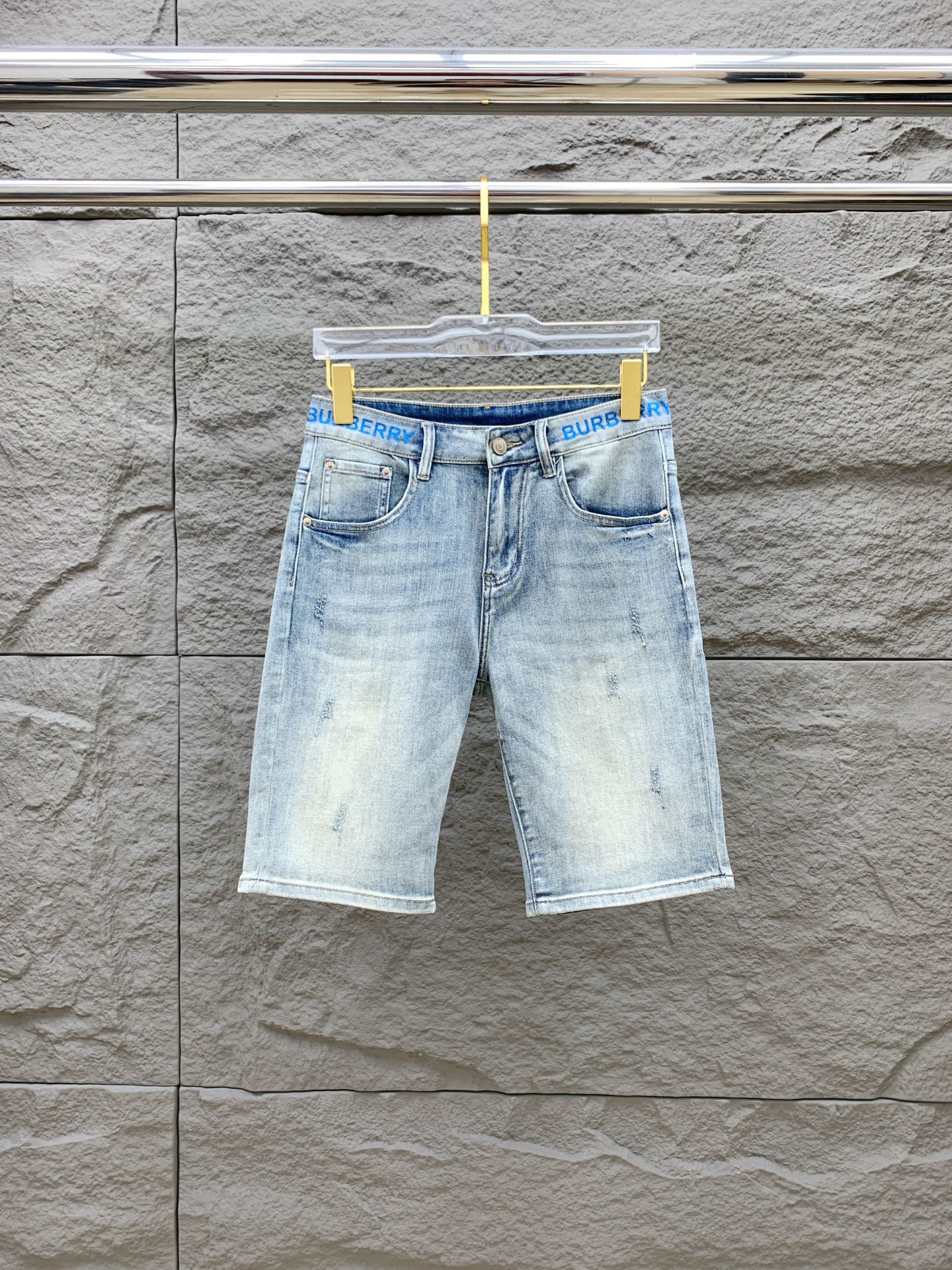 NO:509653,Burberry [New Product] is available for high-end exclusive sale. The 25SS four-season super-burning street-explosion series is the most exclusive and grandly launched. Original custom high-end quality fabric, customized hardware style slim tailoring, fabric with elasticity, micro-elastic upper body comfort, a must-have item!  Counter size 29-38 (no 35 no 37), burberry, shorts, alexander wang19860909巴宝莉【新品】高端独家发售 25SS四季款超燃炸街系列之最牛仔短裤 独家隆重推出 原版定制高端品质面料 定制五金版型修身剪裁 面料带弹力 微弹上身舒适度超高 必爆单品！专柜尺码29-38（无35无37）,,burberry,shorts,alexander wang,Men's clothing