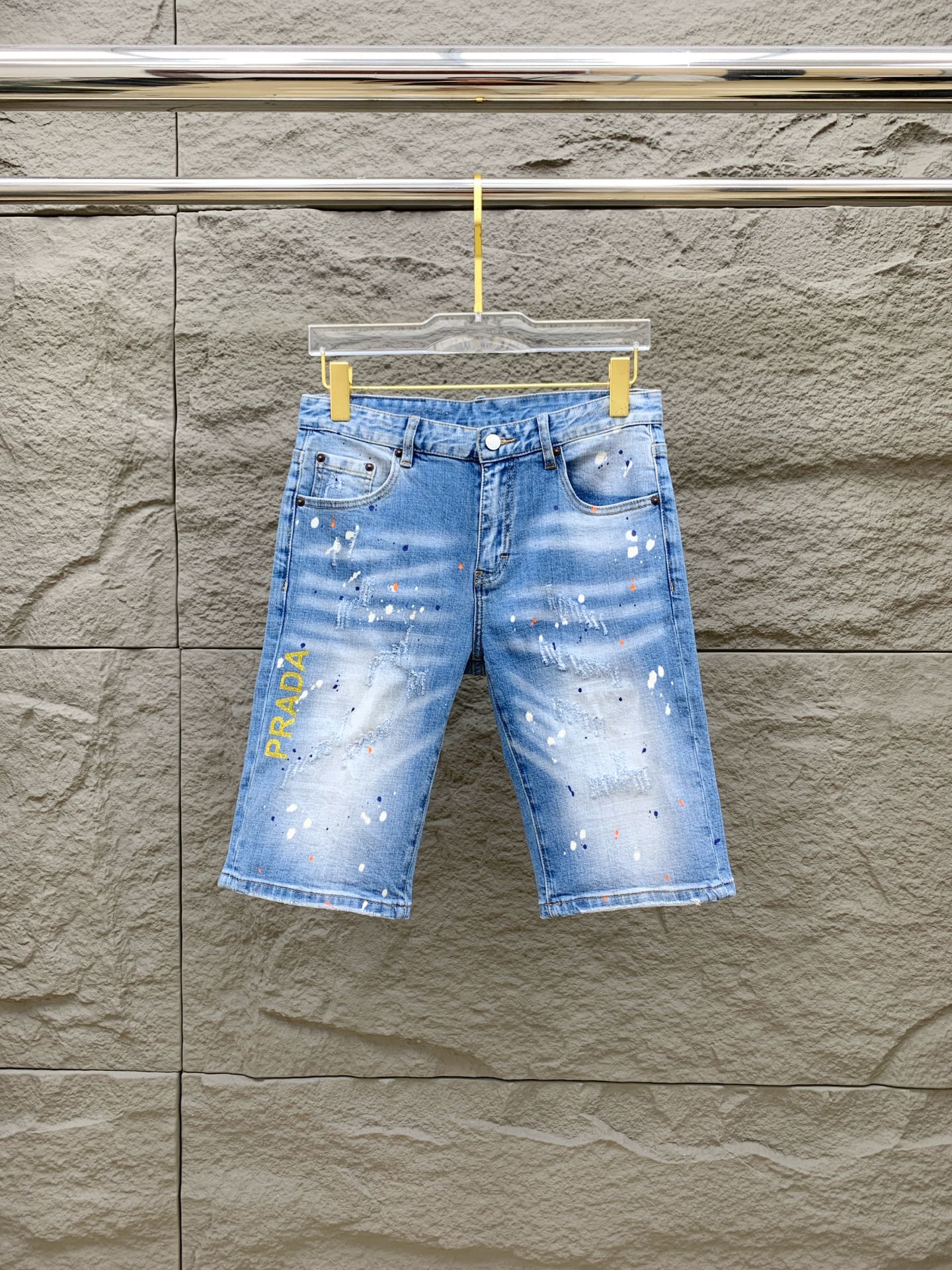 NO:509639,Prada [New Product] is available for high-end exclusive sale. The 25SS four-season super-burning street-explosion series is the most exclusive and grandly launched. Original custom high-end quality fabric, customized hardware style slim tailoring, fabric with elasticity, micro-elastic upper body comfort, a must-have item!  Counter size 29-38 (no 35 no 37), prada, shorts, alexander wang19860909普拉达【新品】高端独家发售 25SS四季款超燃炸街系列之最牛仔短裤 独家隆重推出 原版定制高端品质面料 定制五金版型修身剪裁 面料带弹力 微弹上身舒适度超高 必爆单品！专柜尺码29-38（无35无37）,,prada,shorts,alexander wang,Men's clothing