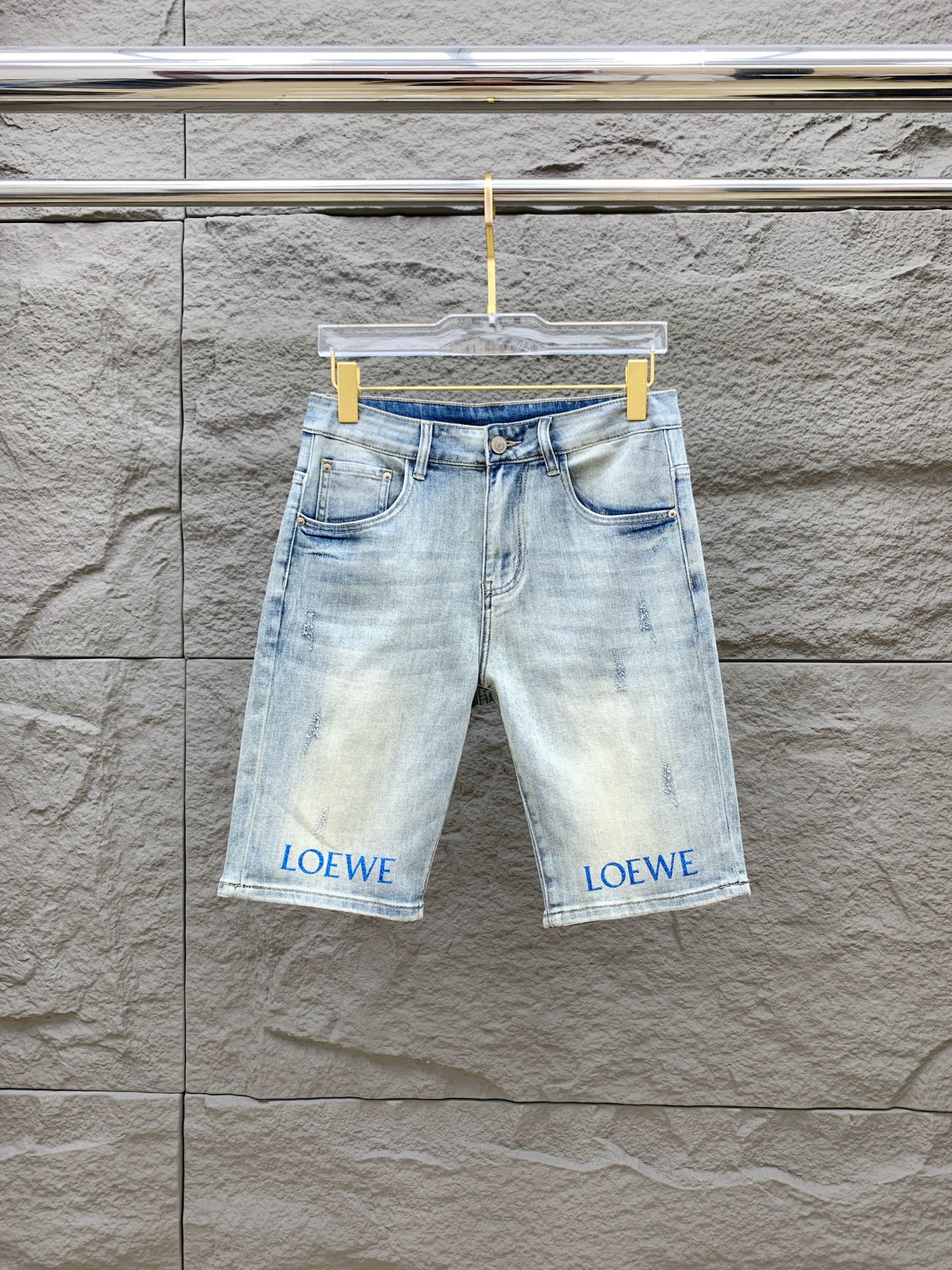 NO:509636,Luo Yiwei [New Product] is available for high-end exclusive sale. The 25SS four-season super-burning street-explosion series is the most exclusive and grandly launched. Original custom high-end quality fabric, customized hardware style slim tailoring, fabric with elasticity, micro-elastic upper body comfort, a must-have item!  Counter size 29-38 (no 35 no 37), loewe, shorts, alexander wang19860909罗意威【新品】高端独家发售 25SS四季款超燃炸街系列之最牛仔短裤 独家隆重推出 原版定制高端品质面料 定制五金版型修身剪裁 面料带弹力 微弹上身舒适度超高 必爆单品！专柜尺码29-38（无35无37）,,loewe,shorts,alexander wang,Men's clothing