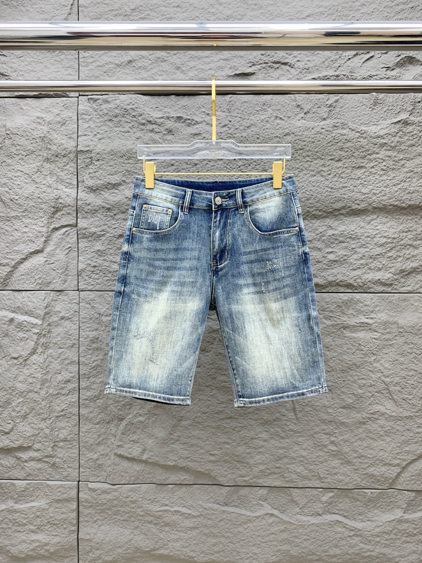 NO:509633,Dior [New Product] is available for high-end exclusive sale. The 25SS four-season super-burning street-explosion series is the most exclusive and grandly launched. Original custom high-end quality fabric, customized hardware style slim-fitting tailoring, fabric with elasticity, micro-elastic upper body comfort, a must-have item!  Counter size 29-38 (no 35 no 37), Dior, shorts, alexander wang19860909迪奥【新品】高端独家发售 25SS四季款超燃炸街系列之最牛仔短裤 独家隆重推出 原版定制高端品质面料 定制五金版型修身剪裁 面料带弹力 微弹上身舒适度超高 必爆单品！专柜尺码29-38（无35无37）,,dior,shorts,alexander wang,Men's clothing