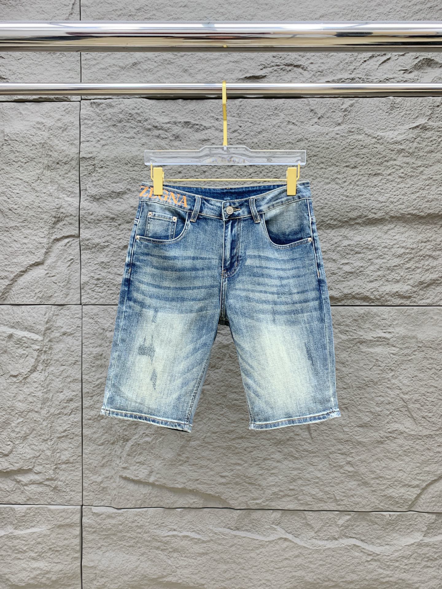 NO:509630,Jenia [New Product] is available for high-end exclusive sale. The 25SS four-season super-burning street-explosion series is the most exclusive and grandly launched. Original custom high-end quality fabric, customized hardware style slim-fitting tailoring, fabric with elasticity, micro-elastic upper body comfort, a must-have item!  Counter size 29-38 (no 35 no 37), zegna, shorts, alexander wang19860909杰尼亚【新品】高端独家发售 25SS四季款超燃炸街系列之最牛仔短裤 独家隆重推出 原版定制高端品质面料 定制五金版型修身剪裁 面料带弹力 微弹上身舒适度超高 必爆单品！专柜尺码29-38（无35无37）,,zegna,shorts,alexander wang,Men's clothing