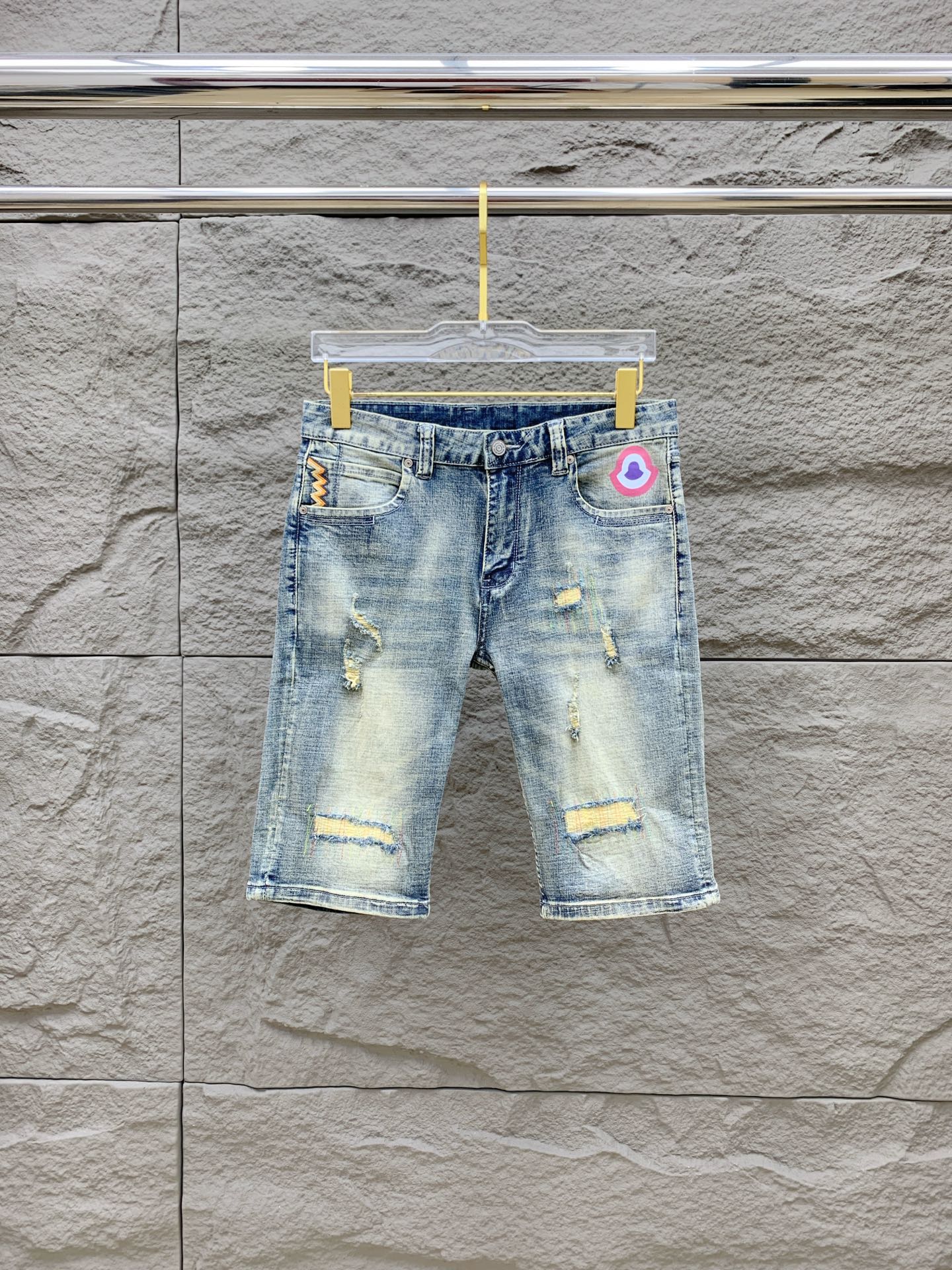 NO:509628,Mask [New Product] High-end exclusive sale 25SS four-season super-burning street-exploding series The most jean shorts are exclusively launched. Original custom high-end quality fabrics, customized hardware style slim tailoring, fabric with elasticity, micro-elastic upper body comfort, must-have item!  Counter size 29-38 (no 35 no 37), Moncler, shorts, alexander wang19860909蒙口【新品】高端独家发售 25SS四季款超燃炸街系列之最牛仔短裤 独家隆重推出 原版定制高端品质面料 定制五金版型修身剪裁 面料带弹力 微弹上身舒适度超高 必爆单品！专柜尺码29-38（无35无37）,,Moncler,shorts,alexander wang,Men's clothing