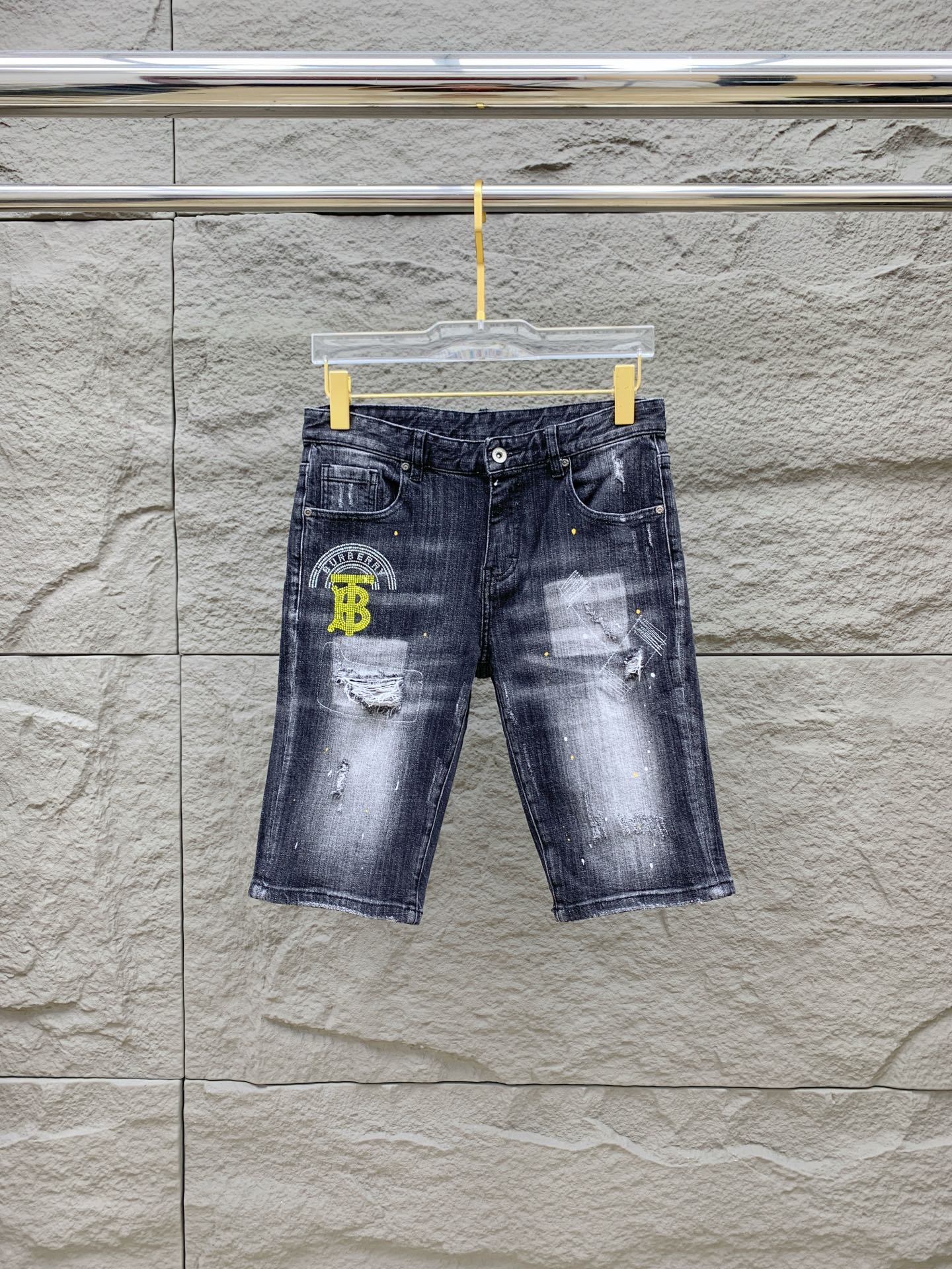 NO:509648,Burberry [New Product] is available for high-end exclusive sale. The 25SS four-season super-burning street-explosion series is the most exclusive and grandly launched. Original custom high-end quality fabric, customized hardware style slim tailoring, fabric with elasticity, micro-elastic upper body comfort, a must-have item!  Counter size 29-38 (no 35 no 37), burberry, shorts, alexander wang19860909巴宝莉【新品】高端独家发售 25SS四季款超燃炸街系列之最牛仔短裤 独家隆重推出 原版定制高端品质面料 定制五金版型修身剪裁 面料带弹力 微弹上身舒适度超高 必爆单品！专柜尺码29-38（无35无37）,,burberry,shorts,alexander wang,Men's clothing