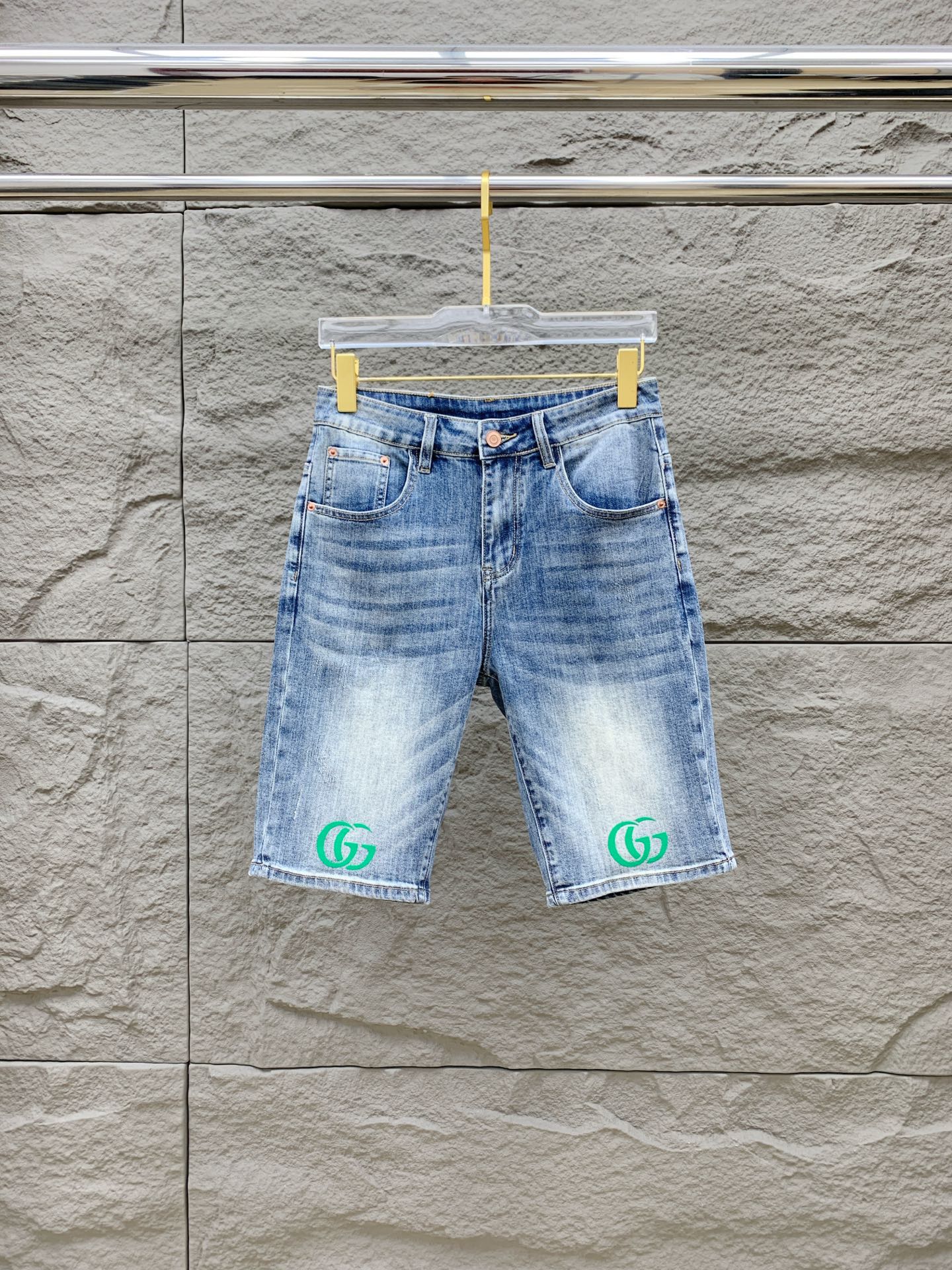 NO:509645,Gucci [New Product] is available for high-end exclusive sale. The 25SS four-season super-burning street-explosion series is the most exclusive and grandly launched. Original custom high-end quality fabric, customized hardware style slim tailoring, fabric with elasticity, micro-elastic upper body comfort, a must-have item!  Counter size 29-38 (no 35 no 37), gucci, shorts, alexander wang19860909古驰【新品】高端独家发售 25SS四季款超燃炸街系列之最牛仔短裤 独家隆重推出 原版定制高端品质面料 定制五金版型修身剪裁 面料带弹力 微弹上身舒适度超高 必爆单品！专柜尺码29-38（无35无37）,,gucci,shorts,alexander wang,Men's clothing