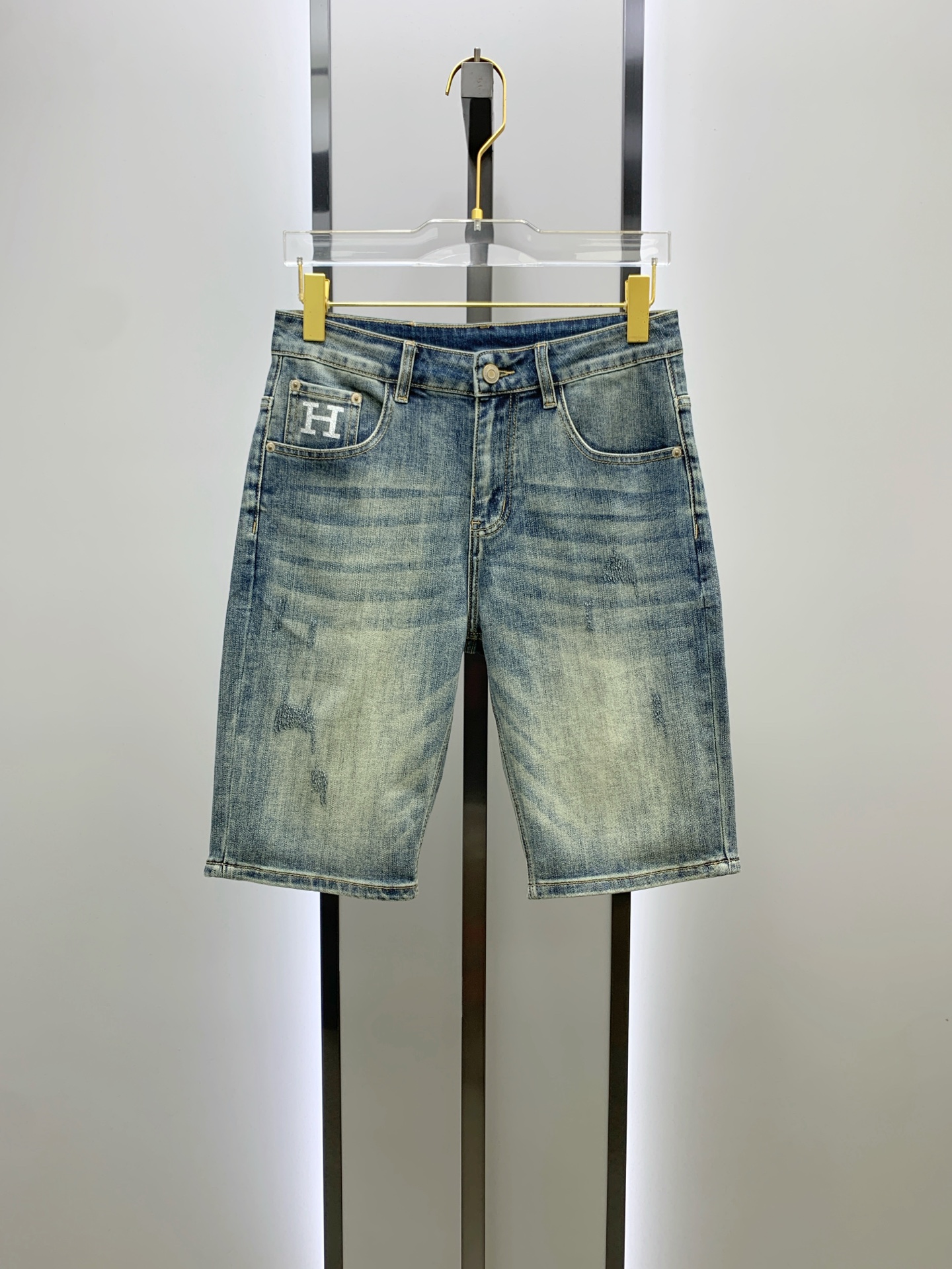 NO:500330,Hermes [New Product] is available for high-end exclusive sale. The 25SS four-season super-burning street-explosion series is the most exclusive and grandly launched. Original custom high-end quality fabric, customized hardware style slim-fitting tailoring, fabric with elasticity, micro-elastic upper body comfort, a must-have item!  Counter size 29-38 (no 35 no 37), hermes, shorts, alexander wang19860909爱马仕【新品】高端独家发售 25SS四季款超燃炸街系列之最牛仔短裤 独家隆重推出 原版定制高端品质面料 定制五金版型修身剪裁 面料带弹力 微弹上身舒适度超高 必爆单品！专柜尺码29-38（无35无37）,,hermes,shorts,alexander wang,Men's clothing