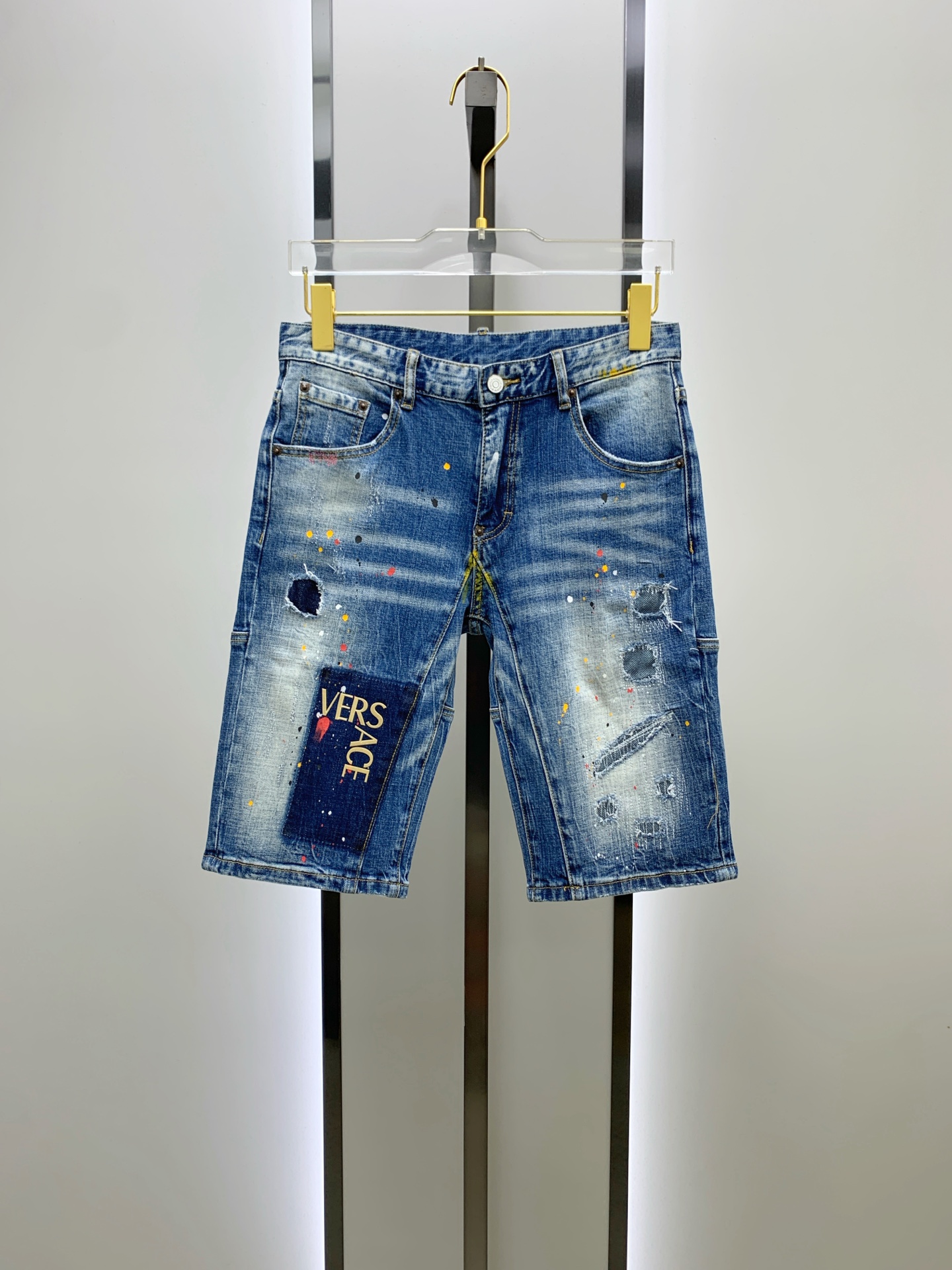 NO:500338,Versace [New Product] is available for high-end exclusive sale. The 25SS four-season super-burning street-explosion series is the most exclusive and grandly launched. Original custom high-end quality fabric, customized hardware style slim-fitting tailoring, fabric with elasticity, micro-elastic upper body comfort, a must-have item!  Counter size 29-38 (no 35 no 37), versace, shorts, alexander wang19860909范思哲【新品】高端独家发售 25SS四季款超燃炸街系列之最牛仔短裤 独家隆重推出 原版定制高端品质面料 定制五金版型修身剪裁 面料带弹力 微弹上身舒适度超高 必爆单品！专柜尺码29-38（无35无37）,,versace,shorts,alexander wang,Men's clothing