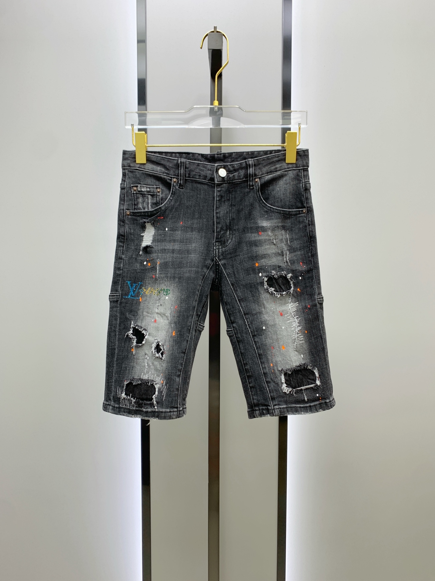 NO:500347,LV [New Product] is available for high-end exclusive sale. The 25SS four-season super-burning street-explosion series is the most exclusive and grandly launched. Original custom high-end quality fabric, customized hardware style slim tailoring, fabric with elasticity, micro-elastic upper body comfort, a must-have item!  Counter size 29-38 (no 35 no 37), louis vuitton, shorts, alexander wang19860909LV【新品】高端独家发售 25SS四季款超燃炸街系列之最牛仔短裤 独家隆重推出 原版定制高端品质面料 定制五金版型修身剪裁 面料带弹力 微弹上身舒适度超高 必爆单品！专柜尺码29-38（无35无37）,,louis vuitton,shorts,alexander wang,Men's clothing