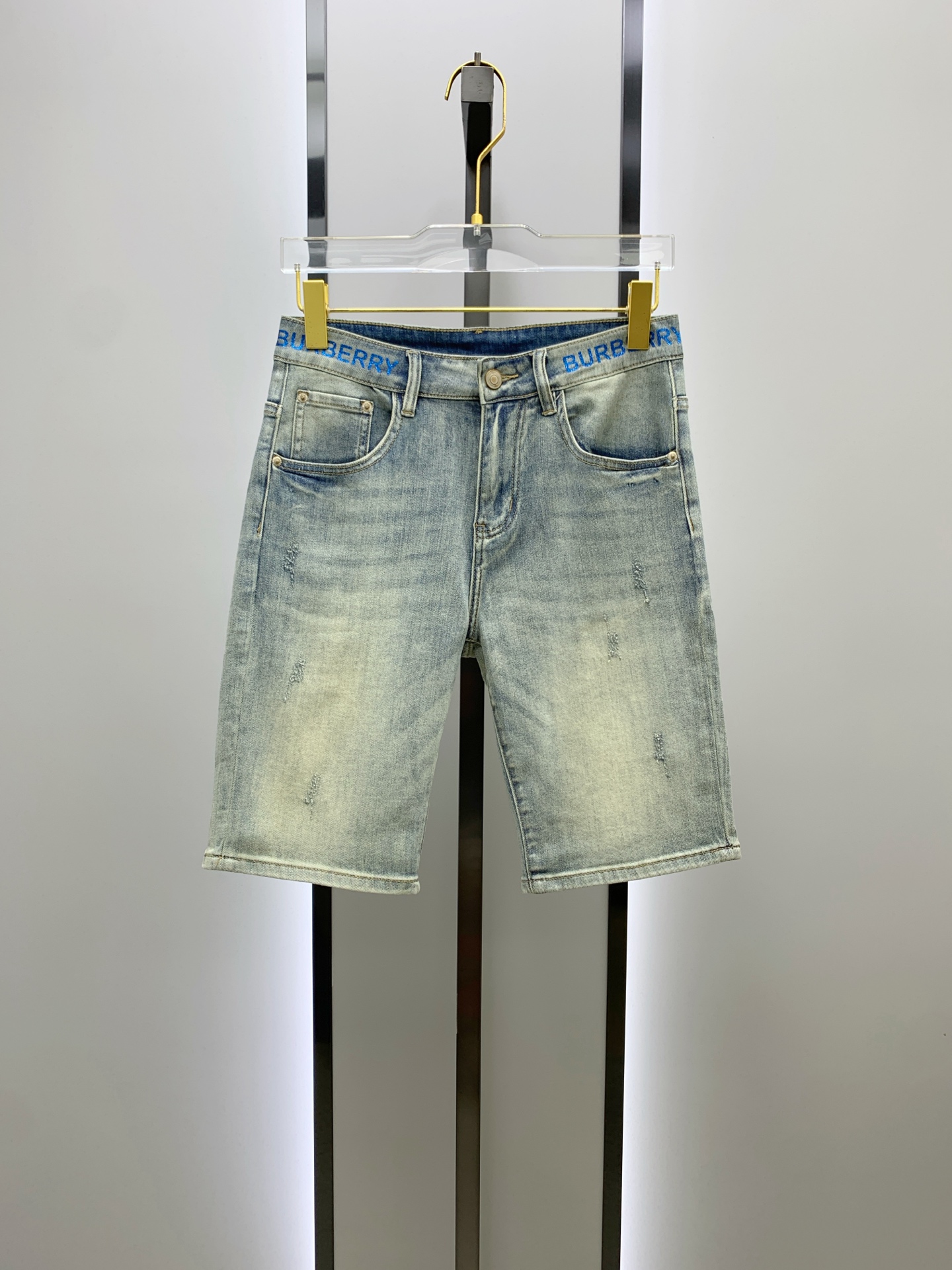 NO:500353,Burberry [New Product] is available for high-end exclusive sale. The 25SS four-season super-burning street-explosion series is the most exclusive and grandly launched. Original custom high-end quality fabric, customized hardware style slim tailoring, fabric with elasticity, micro-elastic upper body comfort, a must-have item!  Counter size 29-38 (no 35 no 37), burberry, shorts, alexander wang19860909巴宝莉【新品】高端独家发售 25SS四季款超燃炸街系列之最牛仔短裤 独家隆重推出 原版定制高端品质面料 定制五金版型修身剪裁 面料带弹力 微弹上身舒适度超高 必爆单品！专柜尺码29-38（无35无37）,,burberry,shorts,alexander wang,Men's clothing